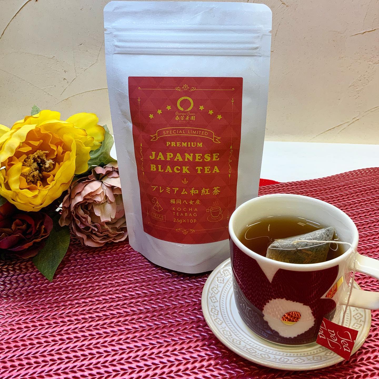 お湯を注ぐと良い香りが漂い、心地よい気分にさせてくれる『プレミアム和紅茶ティーバッグ』発売して間もないですが、リピーター様も増えご好評いただいております️紐付きの便利なティーバッグなので、飲みたい時に簡単にすぐ飲めて便利です和紅茶ならではの、スッキリくせもなく香り高く飲みやすいのが特徴ですお気に入りのスイーツと合わせても、そのままでも、ティータイムにぜひどうぞ