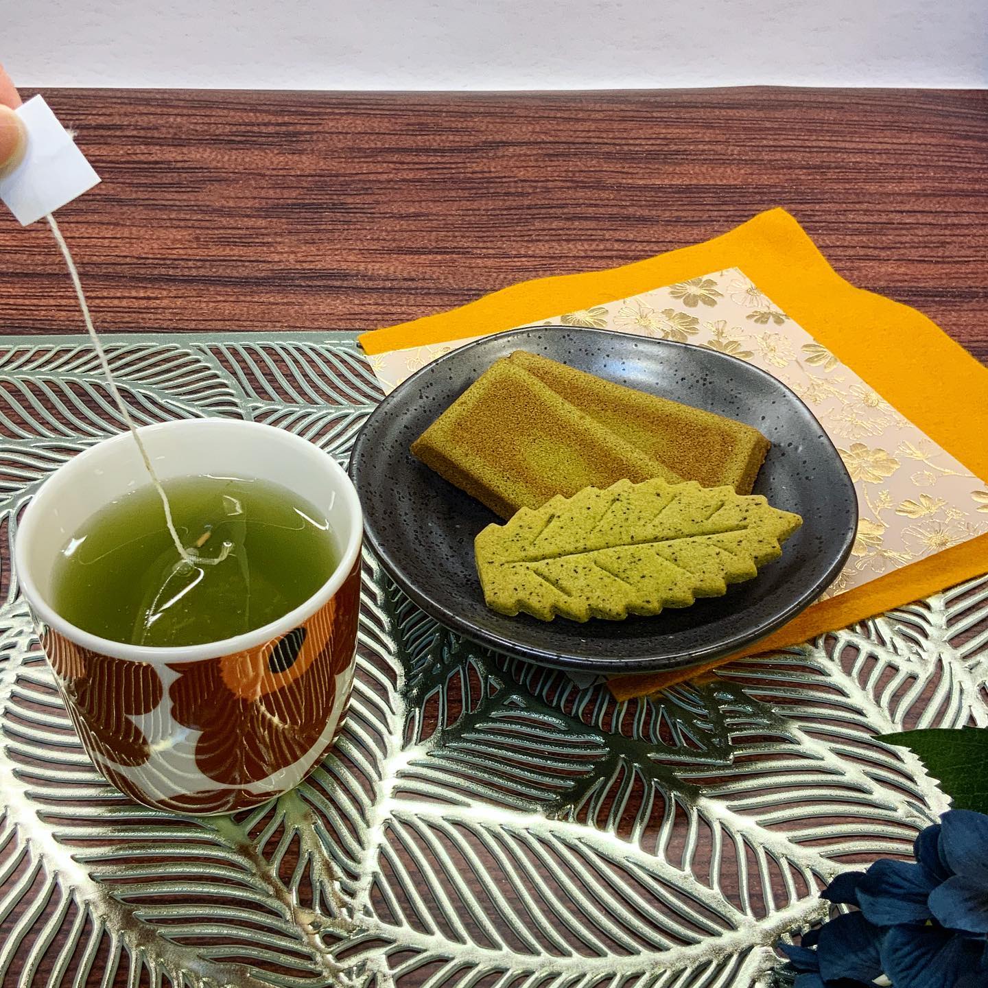 最近人気のティーバッグのお茶とにかく『簡単便利』なんです素敵な言葉ですカップにお湯を注いで、ティーバッグを入れて揺らすだけ︎ですが、ワンポイント️スプーンやマドラーなどで揉み出すことでさらに美味しくなります急須で淹れたみたいな美味しさに︎お茶が飲みたいけど面倒だと思っている方、ぜひ春芳茶園のティーバッグはオススメです
