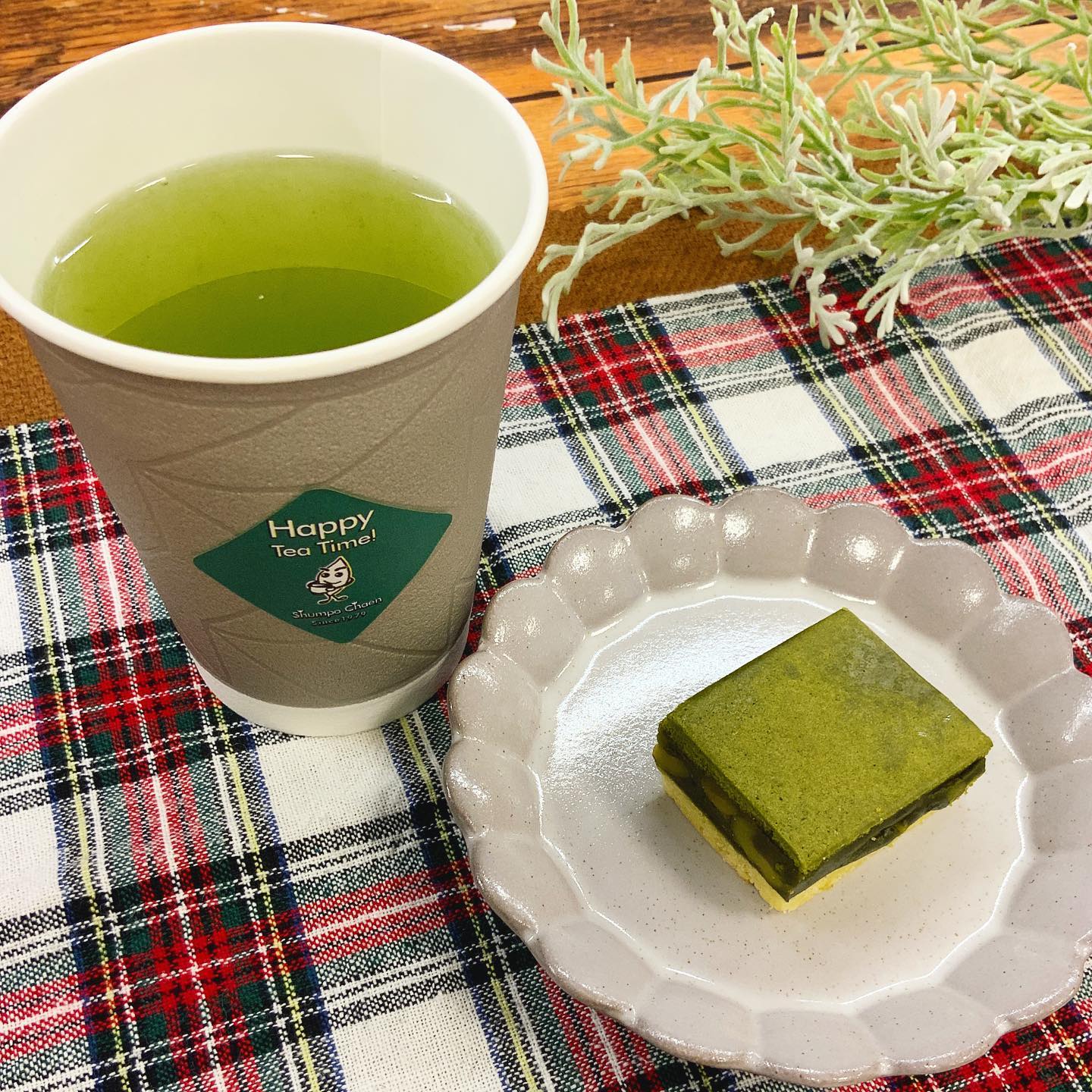 昨日はインスタライブありがとうございましたその中でもちょこっとご紹介させて頂いた、しゅんぽうカフェメニュー選べる本格茶とスイーツセット¥530ー（税込）美味しいお茶菓子には美味しいお茶をということで、お菓子のお味を見ていただきながら、お好きなお茶とのペアリングを楽しんでいただけるセットになっております。テイクアウト出来ますので、ぜひお気軽にお立ち寄りください