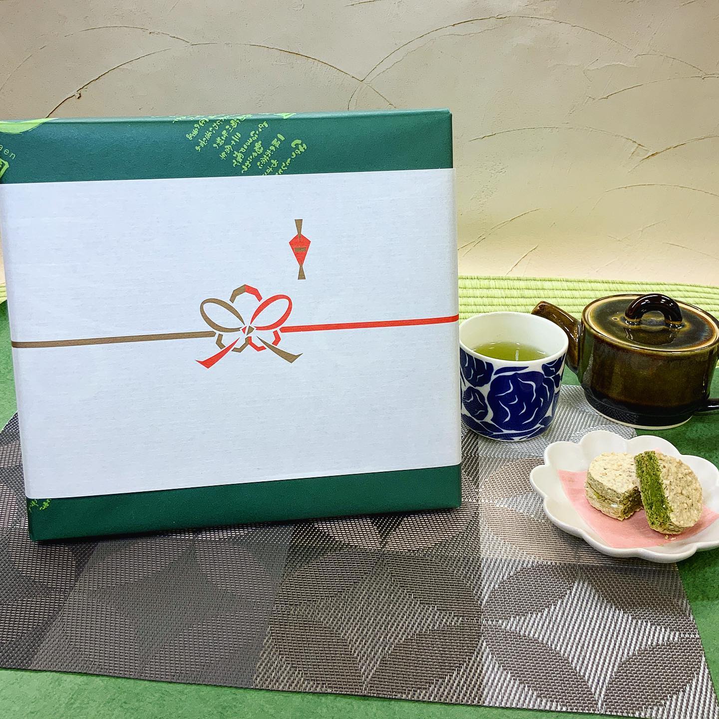 贈り物はぜひ春方茶園でお歳暮やお年賀などの冬ギフトをはじめとして、様々なご要望に合わせて贈り物を承っております。お茶だけでなく、お菓子や海苔などの組み合わせもご自由にお選びいただけます️各地への配送もできますので、ぜひお気軽にご相談ください。