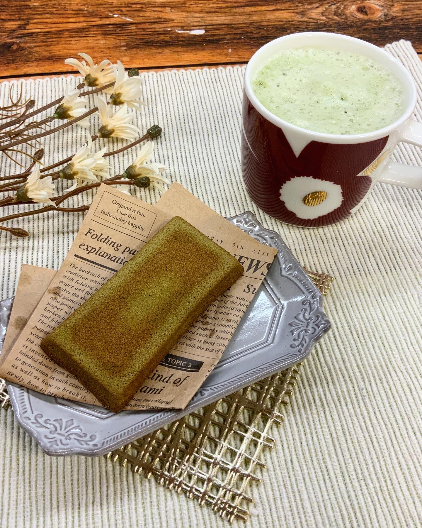 本日のティータイム抹茶フィナンシェはいかがでしょうか？抹茶の濃さをしっかり感じられ、バターの香り豊かなフィナンシェです。厚すぎない食べやすい大きさも魅力です。ちょっと食べてみたい…、そんな時は当店のしゅんぽうカフェでも味わうことができますフィナンシェの味わいを楽しみながら、お気に入りのカップにお好きな飲み物で至福のティータイムをどうぞ