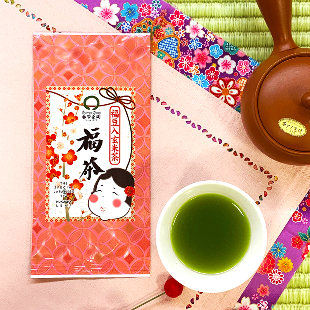 先日のインスタライブでは詳しく紹介することが出来なかった限定茶　福豆入「福茶」をご紹介いたします！当園の限定茶　福豆入「福茶」は、人気NO.1の緑茶「ひととき」に黒豆、大豆、玄米の入った特別な玄米茶になります。黒豆、大豆、玄米は「福豆」とも呼ばれ、健康によく、福を呼ぶ由縁があります。年末年始にクリスマスケーキやおせちを味わう機会がありますが、「福茶」は胃に優しい芳ばしい香りのお茶なの、パーティーのあとに味わうにはとてもおすすめの限定茶です！来年はうさぎ年ですが、特製の巻紙付もご用意しております。ご予約は12月11日（日）までなので、お早目のご予約をおすすめいたします！そして、一番お得な「福つつみ」セットにも限定茶「箔の華」は入っております。限定「福つつみ」は通常4,493円の逸品が特別価格　税込3,500円です。こちらも数量限定販売なので、お早目のご予約をおすすめいたします！こちらからどうぞhttps://syunpou.com/pages/2022-winter-special