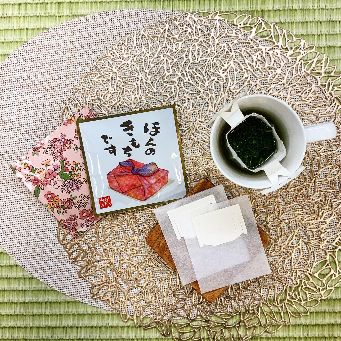 新登場のお茶ドリップフィルターコーヒーなどはお馴染みですが、緑茶も同じように抽出できる使い捨てフィルターが登場しましたお好きな緑茶を急須を使わずに簡単に淹れることができる画期的アイテムです️急須で淹れるようにしっかりと濃く抽出来ます自分用や贈りものようにもできる、5個入りのプチパッケージで販売中ですお茶を楽しむアイテムの一つとしてぜひよろしくお願いします。