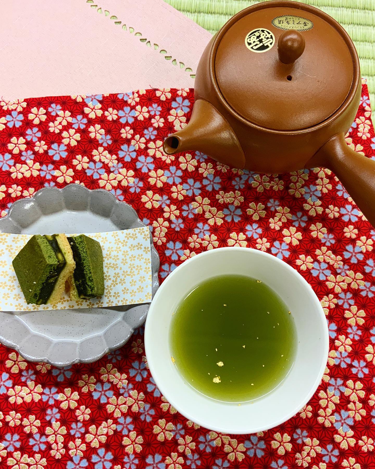 冬の限定商品は店頭で販売中です️今年も登場『箔の華』お茶に金箔が浮かぶ、なんとも素敵な限定緑茶ですお茶は1番人気「ひととき」に金箔を入れているので、味も最高の逸品となっております。見ているだけも綺麗な『箔の華』数量限定ですのでぜひお早めにどうぞ️