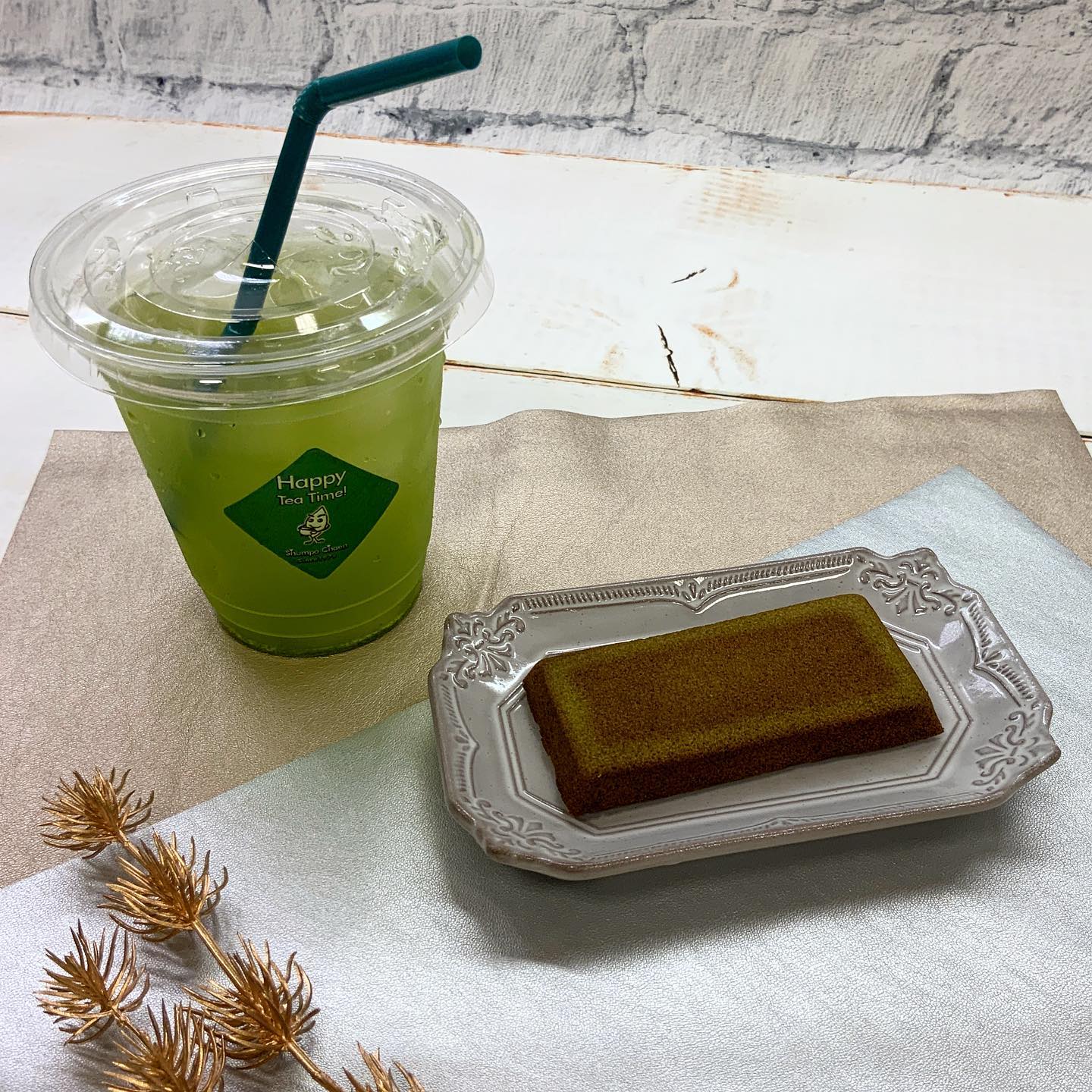 しゅんぽうカフェは休日ということで、いつもより盛り上がっております🥤冷たいお飲み物も大好評️お菓子とセットでもぜひどうぞ普通のお茶から、抹茶やほうじ茶をいろいろとアレンジしたメニューなど様々ありますので、どうぞ迷って下さい店内はお席が少ないためご不便おかけしてすみません。そのままテイクアウトも出来ますので、お気軽にご利用ください