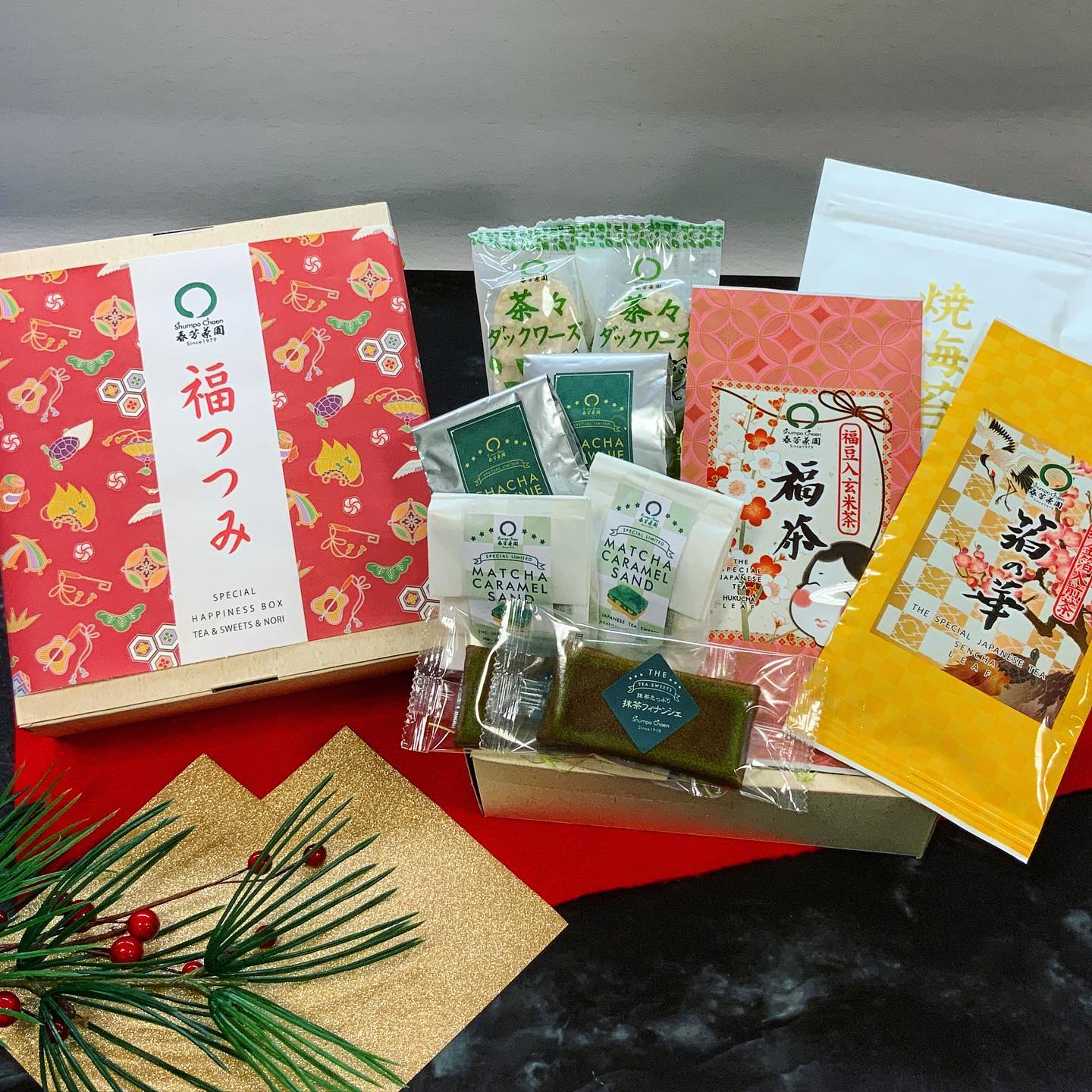 もうすぐ12月️お客様との会話も年末モードになってきました。「今年もあっという間ね…」と、時のはやさを感じでおります当店では年末年始を彩るお得な『福つつみ』大好評ご予約受付中です️お菓子にお茶に海苔と、これ一つに春芳茶園の美味しいをぎゅっと詰め込みました12月11日までのご予約となりますので、ぜひお早めにどうぞ。