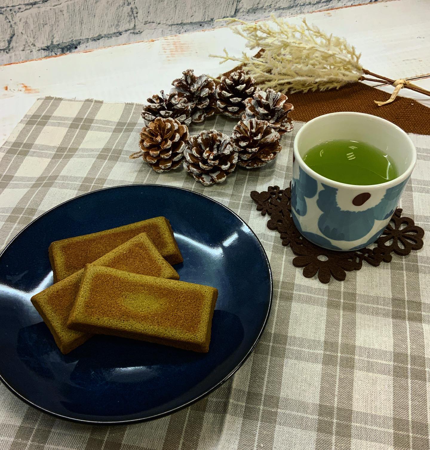 新しいお菓子が大好評販売中ですオススメのフィナンシェは、抹茶とほうじ茶の２つの味が楽しめるセットで販売中ですしっとり美味しいお茶に良く合うお菓子です。少しトースターで温めると、外はカリッと食感が加わって、さらに美味しく召し上がれますお好みに合わせて食べ方が楽しめますので、ティータイムにぜひどうぞ