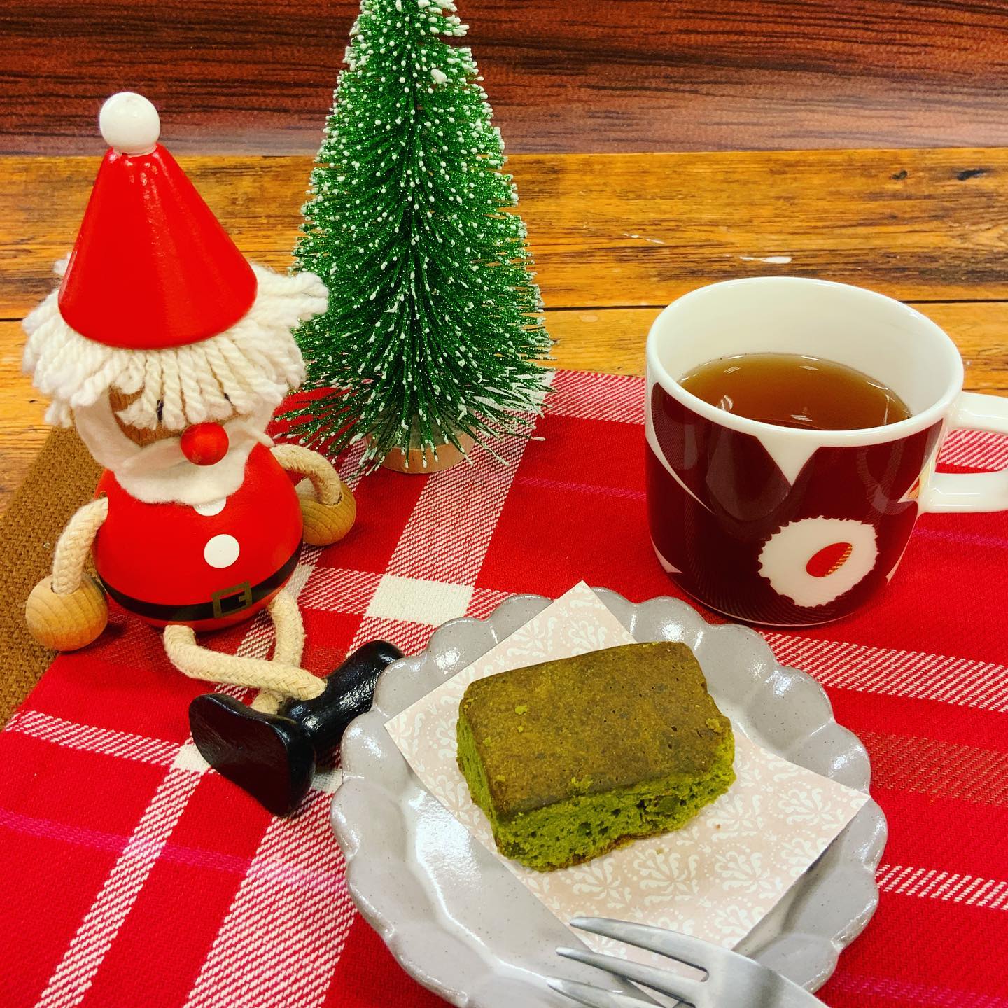 12月に入って街は煌びやかですねクリスマスムードです春芳茶園でも、クリスマスプレゼントにぴったりのお菓子や金箔が浮かぶキラキラ綺麗なお茶ご用意してますプチギフトにもオススメ。ぜひ、春芳茶園のお茶とお茶菓子でも素敵な日々をお過ごしください️