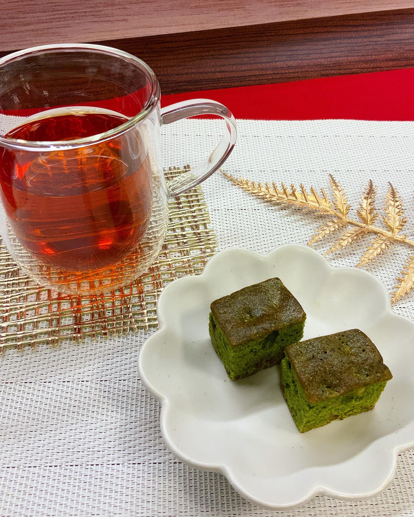 プレミアム和紅茶と抹茶ブラウニースッキリとクセのない香り高い和紅茶と、濃厚な抹茶ブラウニーのコンビネーション最高に美味しいティータイムを楽しめます。寒い日はお家でぬくぬくと…ゆっくり美味しいひとときをどうぞ