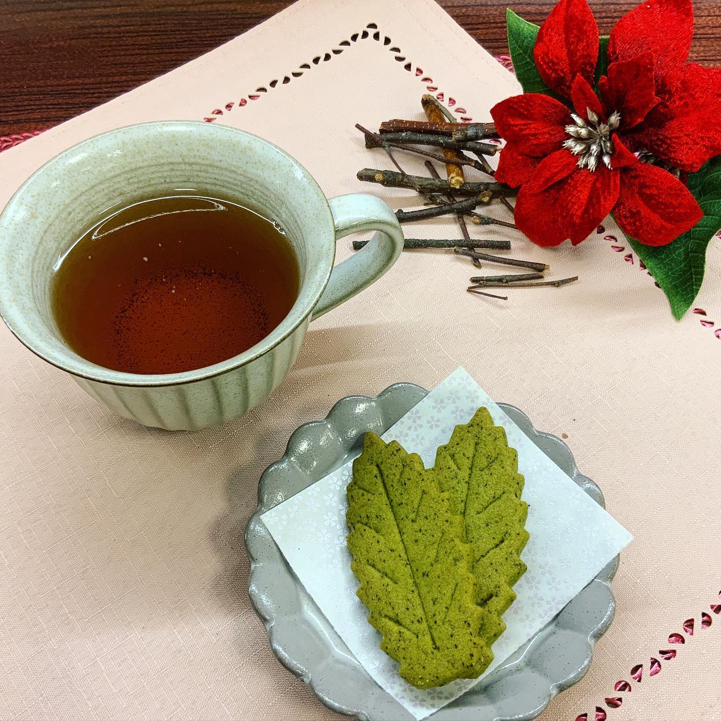 一番人気のお茶のお菓子『茶々クッキー』サクサク食感に、お茶の葉がそのまま入ったお茶の香りもしっかりする甘すぎない美味しさです一度食べたら虜になってしまう方も多くいらっしゃるお茶クッキーです。クリスマスプレゼントや、冬の贈り物におススメです