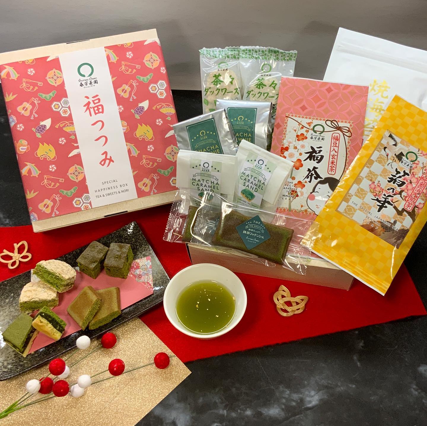 冬の目玉限定商品︎『福つつみ』年末年始を彩る、お菓子とお茶に海苔が入ったお得な限定セットです店頭での販売は24日からですが、数量はごくわずかの販売になります。11日までご予約受付中ですぜひご家族のだんらんに️お正月のティータイムや、贈り物にいかがでしょうか？
