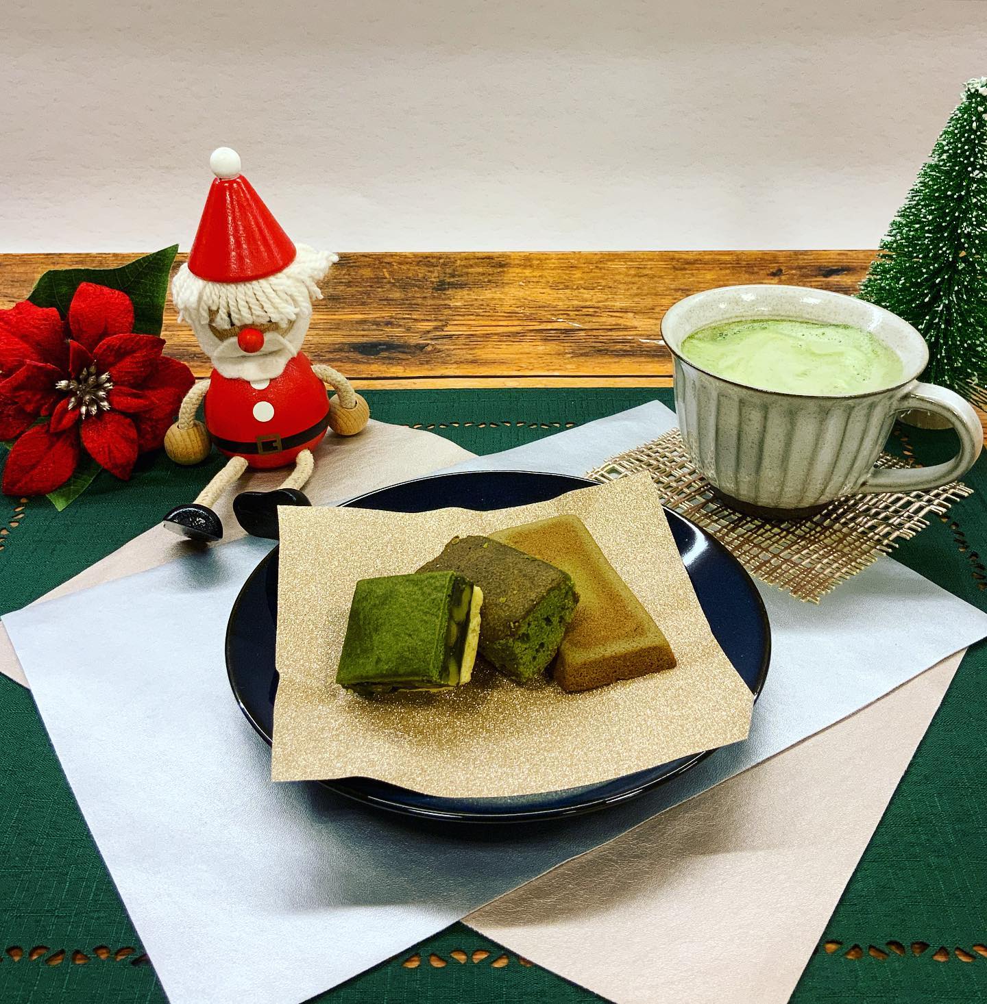 春芳茶園のお菓子をクリスマスギフトにいかがですかもうすぐクリスマス戸塚は大きなクリスマスツリーがあったり、キラキライルミネーションも綺麗です。ちょっとしたプレゼントに、抹茶のお菓子おススメです♪抹茶ブラウニーやキャラメルサンド、フィナンシェと「何にしようか？」と…、迷ってしまうラインナップで、取り揃えています️抹茶お菓子だらけのスイーツボックスが大好評販売中です
