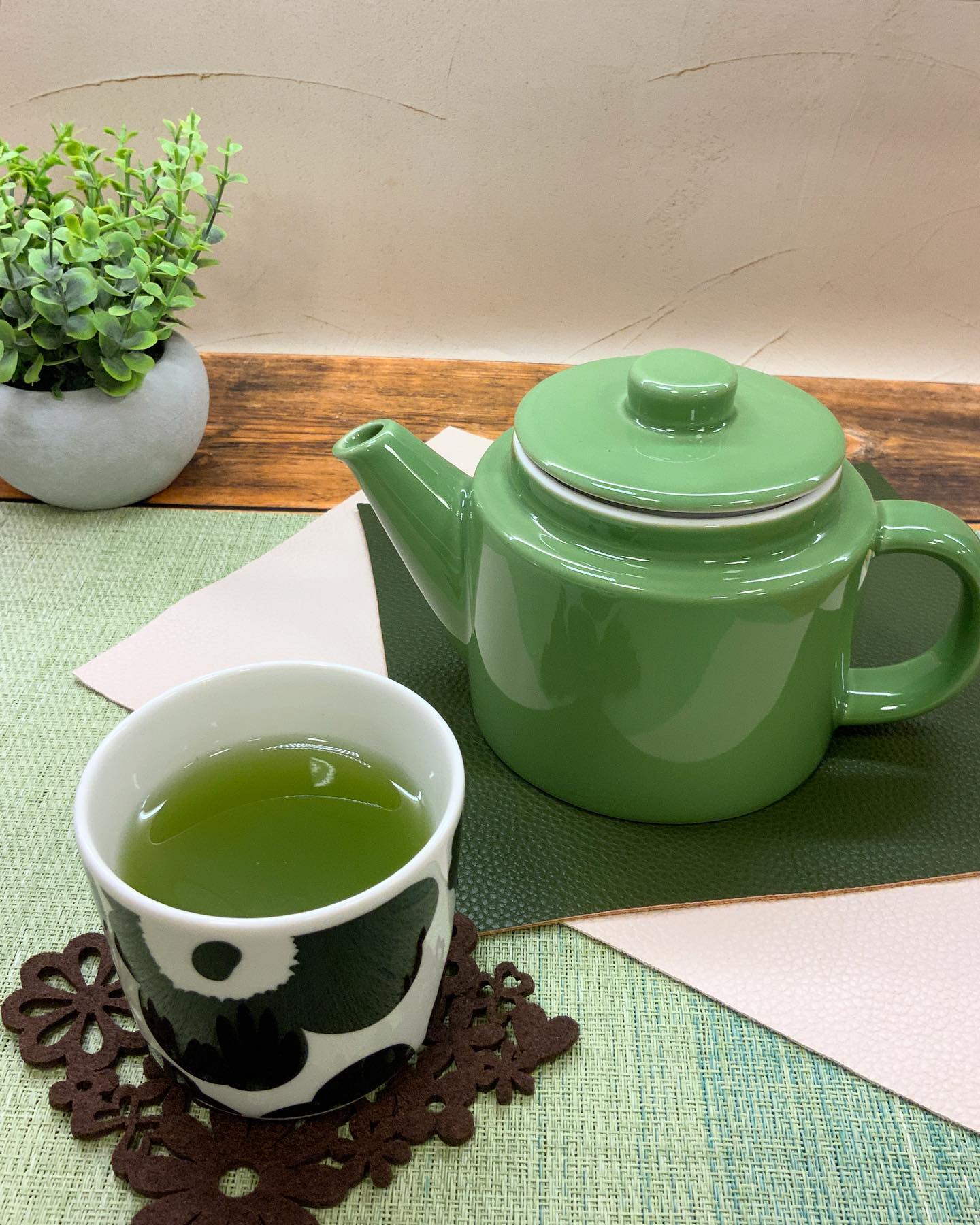 一段と寒くなりまして、お茶の美味しい季節になりました夏は冷たいお茶派の方も、この時期は温かいお茶を飲まれる方も多いかと思います。茶葉を美味しく抽出する可愛いポット揃っております🫖色は4色️テーブルに置いても可愛いお茶を淹れるのがちょっと楽しくなっちゃいます♪年末年始のだんらんにもオススメの少し大きめサイズですクリスマスプレゼントにもいかがでしょうか？