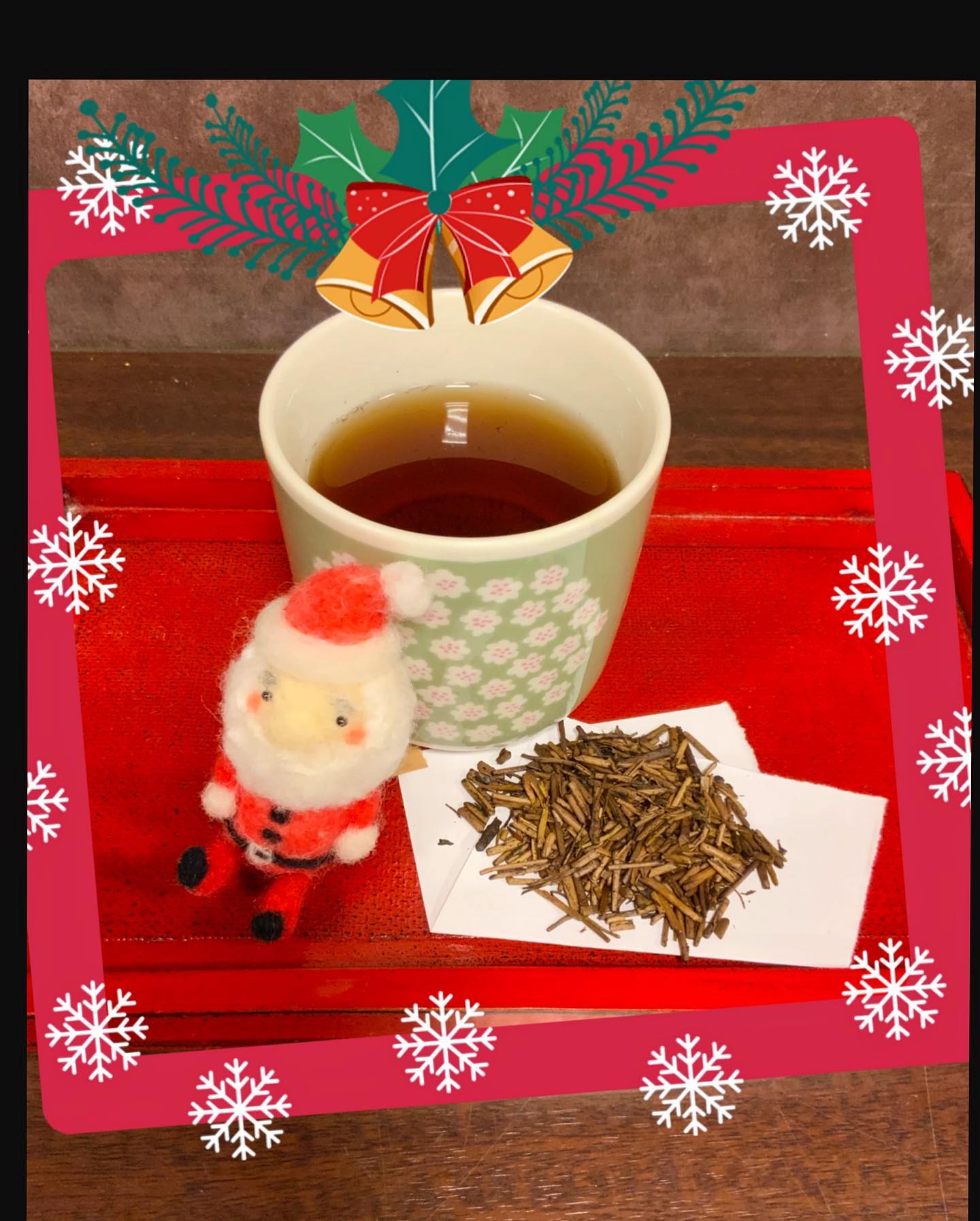 もうすぐクリスマスほうじ茶の横でくつろぐサンタさん当店のほうじ茶は、お店で焙煎しています️サクラスに入るとどこからか漂う良い香りの正体です寒い日が続いて毎日大好評販売中です熱い熱湯で入れて、香り高く濃いめに入れてお飲みくださいカフェイン少なく胃に優しいので皆さまでお飲みいただけます🫖