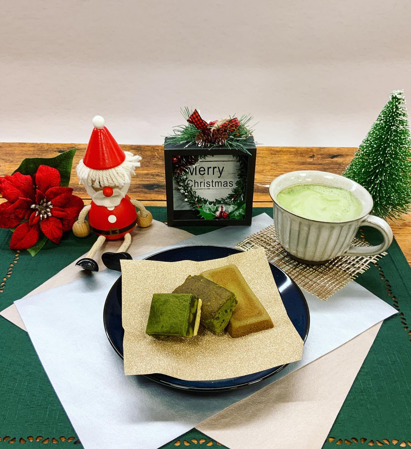 Merry Xmas本日はクリスマスイブという事で、サクラス戸塚大変賑わっております️当店では、限定福つつみ販売中ですわずかな数となっておりますのでお早めにどうぞ金箔入りのお茶や、福茶なども残りわずかとなっております。香り香ばしい炒りたてほうじ茶も大人気です。美味しいお茶とお菓子で、楽しいクリスマスイブをお過ごしくださいませ