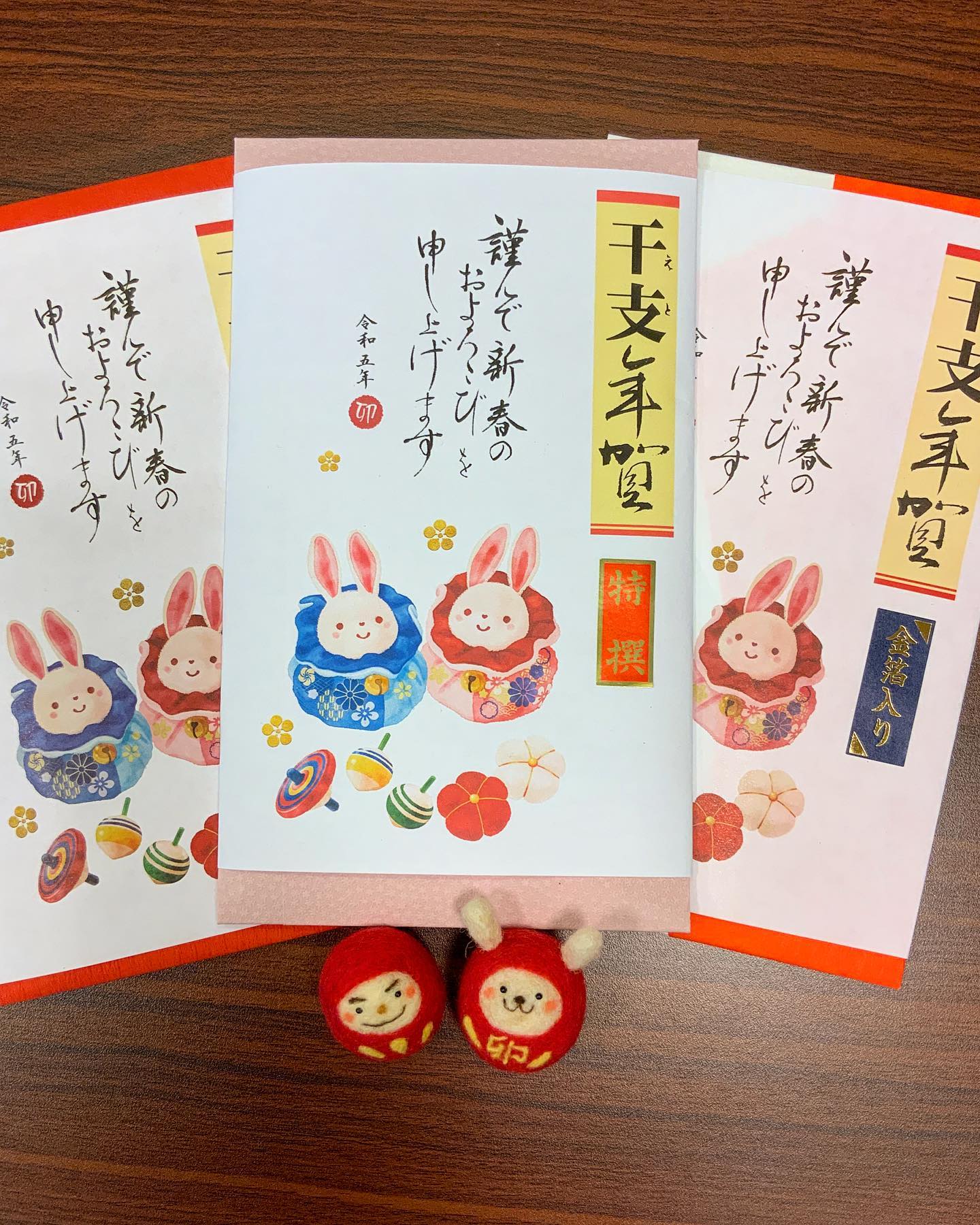 販売数残りわずかになりました️お正月の準備はお済みですか干支巻紙が付いたご挨拶にぴったりのお年賀商品です中身のお茶は３種類のご用意となっておりまして、可愛い干支のウサギさんが付いたたとう紙入りのパッケージとなっております🐇今年も残りわずかとなりバタバタしてしまいがちですが、美味しいお茶でひと息入れながらお過ごしください️