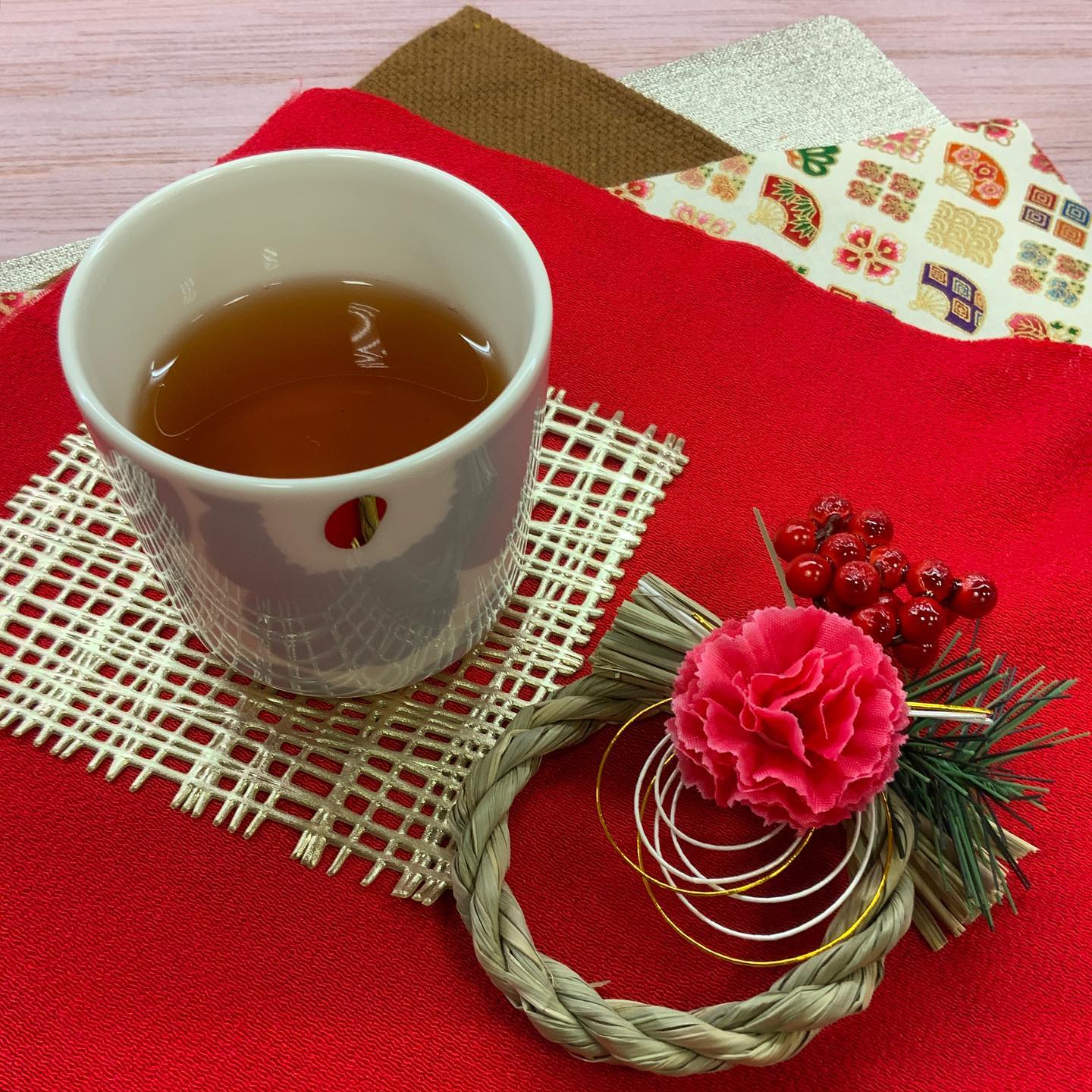 日本茶専門店ですが、美味しい紅茶もございます八女の国産和紅茶今年、新登場いたしましたリーフタイプとティーバッグタイプのご用意ですので、用途に合わせて使い分け出来ます。贈り物にもオススメ年末年始の集まりに、皆様で素敵なティータイムをどうぞ🫖レモンティーやミルクティーにしても美味しいです。おうちティータイムでゆっくりとお正月をお過ごしください️※〜※〜※〜※〜※春芳茶園は元旦はお休みとなります。新年1月2日より営業となります。しゅんぽうカフェは1月4日から全てのメニュー再開です。どうぞよろしくお願いいたします※〜※〜※〜※〜※