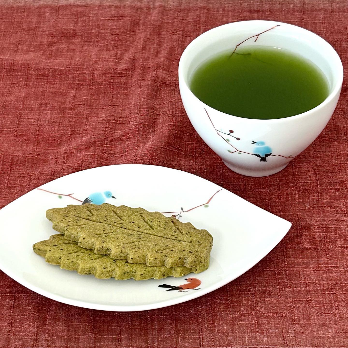 @ami.stella さんがおすすめの「干支年賀　茶々クッキー」と一番人気の緑茶「ひととき」をご紹介してくださいました！---------新年のご挨拶に、春芳茶園「茶々クッキー」はいかがですか？サクサクッとした食べやすいクッキーで、口の中に緑茶の香りが広がります来年の干支のうさぎが描かれた干支年賀巻紙は、新年らしさ満載クッキーは個包装になっているのも、嬉しいポイントです‍♀️今日は、静岡県産「やぶきた」を長めに蒸した特蒸し茶「ひととき」とともに濃厚なコクで、茶々クッキーとの相性も抜群です」---------本当にありがとうございます！！温かな緑茶と美味しいお茶菓子は、師走の忙しさを癒してくれる必須アイテムですよね！皆様、あとすこしで年越しです！最後まで頑張っていきましょうね！当園は３１日２０時まで営業！新年は２日から仕事始めです！！