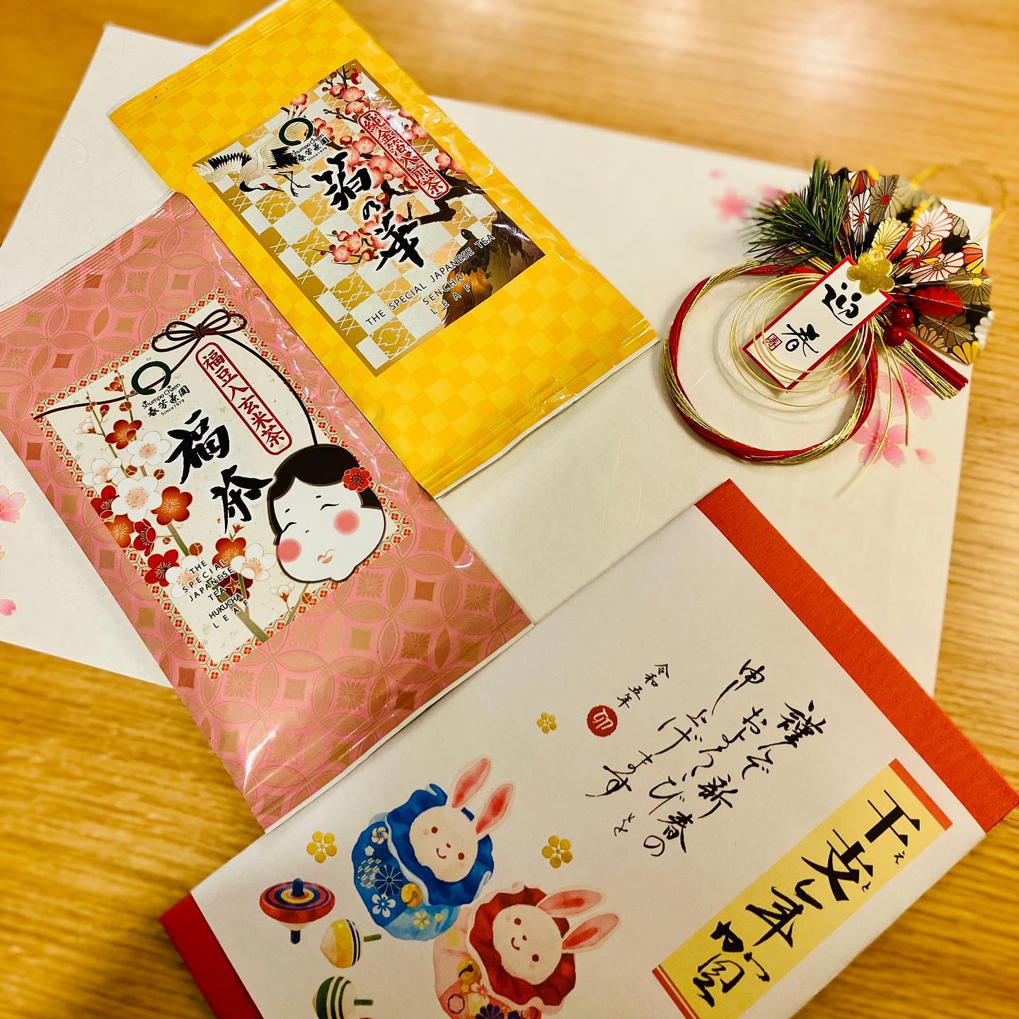 今日は @saori_marielapin　 さんが限定茶のご紹介をしていただきました！実はこちらの限定茶は、あとわずかになってしまっております！ご紹介いただいているのですが、「箔の華」に関しては、WEB販売分は完売しております。今しか味わえない限定茶をぜひ新年に贈り物やご自宅で味わっていただけると幸いです。