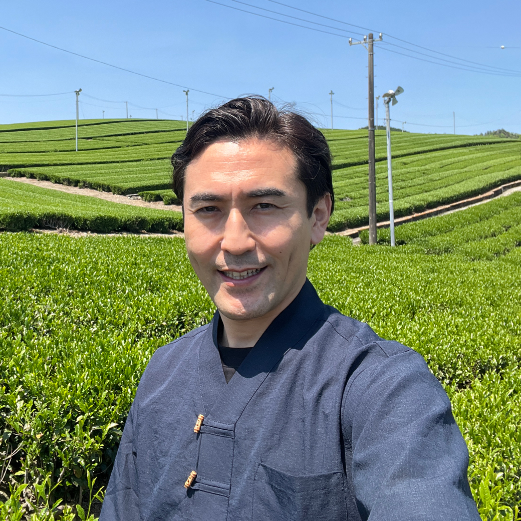 お客様、お取引先様、そして仲間のみんな２０２２年も本当にお世話になりました！２０２２年は当園にとって、「デジタル元年」となりました！初の生産地からのインスタライブやLINEでの最新情報の発信お店でのインスタライブ。４０年来のお客様から、「今年は一番生産地のことがよくわかって、一緒に産地に行っている気持ちにさせてもらえた！」とお声掛けいただき、発信することの大切さをお客様から学ばせていただいだきました。そして今年は「春芳茶園公式パートナー」の誕生元年にもなりました。「春芳茶園公式パートナー」の詳細はこちらから説明しておりますが、当園のお茶やお菓子の感想をSNSを通じて発信していただける仲間が生まれました。気軽に日々の日本茶のある生活を共有することで、お客様の日本茶への疑問・質問・悩みを教えていただいたり、私たちが当たり前だと思っていることが、お客様視点では特別なことだと気づかせていただいております。公式パートナーは常に応募しておりますので、気軽にご連絡をください！当園は、元々静岡掛川出身の日本茶専門店ですが、今は鹿児島茶や八女茶の生産家も一緒にオリジナルのお茶をお届けしております。私は「生産地ではないけど、産地直販の日本茶専門店」のやるべきことは、多くの人を「日本茶好き」にすることだと考えており、「日本茶の好きな人」を増やすことで、生産地と日本茶の好きなお客様に貢献したいと考えております。そしていろいろな日本茶の味わい方や楽しみ方を春芳茶園らしく工夫をして、お客様と共に日本茶の魅力を広げていくことがとても大切だと考えております。それには、今まで以上に私たちがお客様に近づいていくことが大切だと思います。当園は実店舗もあり、WEBサイトもあり、SNSもやりはじめました。それはお客様のご要望にできるだけ応えたいという一心からです。お客様に喜んでいただき、そしてご縁ある方々の喜び、幸せにつながることを強く願ってお仕事をさせていただいております。当園は2日から仕事始めになります！2023年も春芳茶園をどうぞよろしくお願いいたします！！