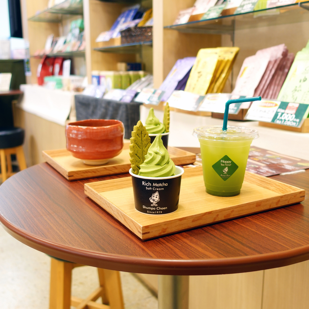 本日より「しゅんぽうカフェ」は通常営業となっております。席もご用意しております。静岡茶、鹿児島茶、八女茶のオリジナルの本格茶。西尾の薄茶の抹茶、季節のお茶菓子とのセット。そして「濃厚抹茶ソフト」や「ふわふわソイラテ」もあります！！「黒蜜トロ餅ソイラテ」はお正月に人気の本格茶を使った特製ドリンクです！ぜひご利用ください！