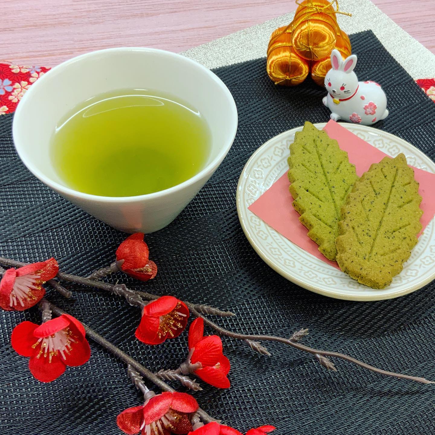 今週は仕事始めの方も多く、まだまだお年賀商品が良く出ています️お茶もお菓子もお年賀対応出来ますのでお気軽にお声掛けください️そして、クッキーはやっぱり大人気です❣️20枚入り干支年賀クッキーは、パッケージも可愛くよく出ています🐇みんなで食べれるのも魅力的です