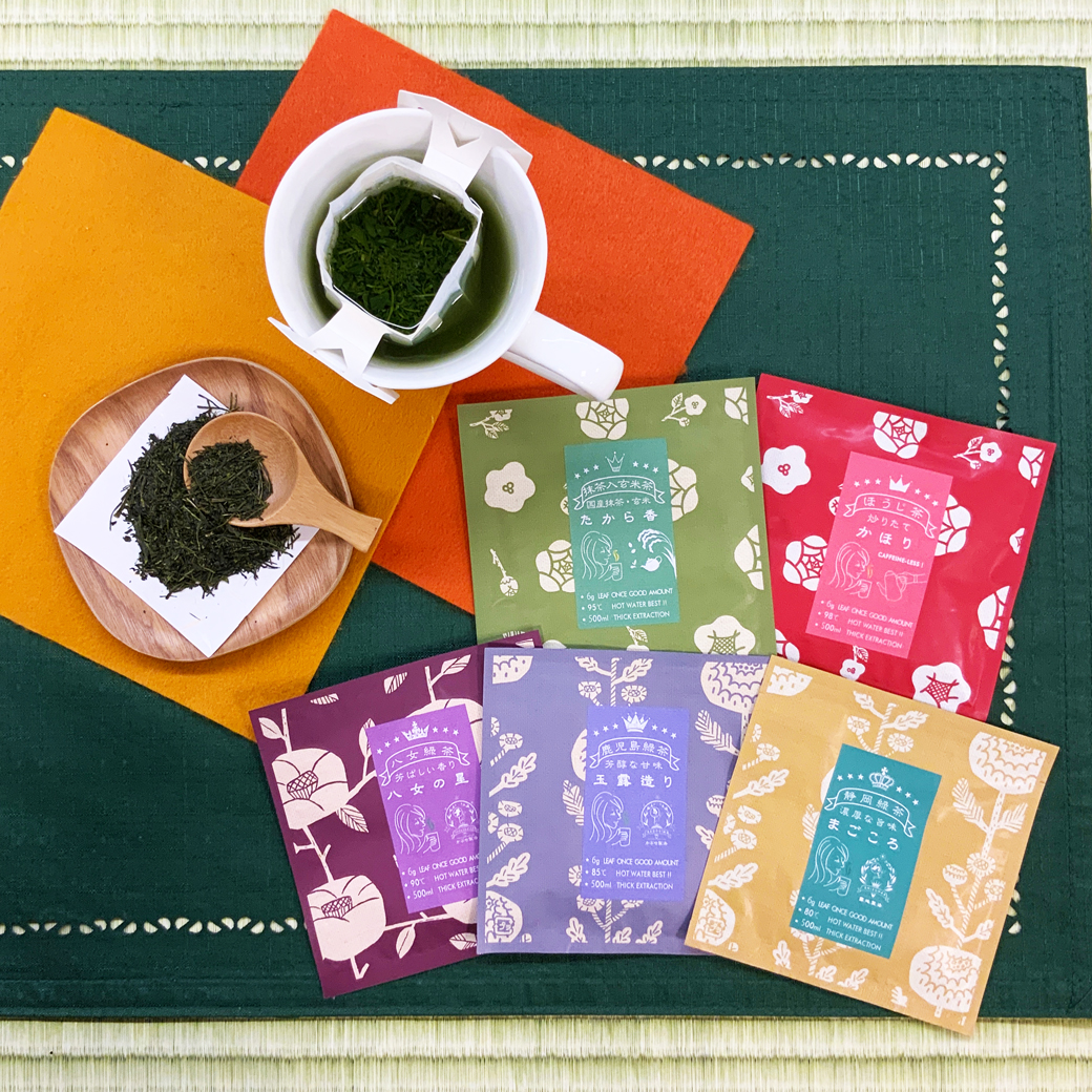 新しい年を迎えて、お客様をお招きしたり、ちょっとしたお茶会を開くこともあると思います。そんなときにお茶初心者の方におすすめなのが、「日本茶飲みくらべセット」《ドリップフィルター付》です------------------------------「日本茶飲みくらべセット」５種類　６ｇ詰《ドリップフィルター5枚付（茶殻をポイと捨てられます！）》各種６ｇ詰◎メール便配送3セットまで【内容】・まごころ　[静岡県掛川産]・玉露造り　[鹿児島県大根占産]・八女の星　[福岡県八女産]・たから香抹茶入玄米茶　[国産最上炒り玄米・愛知抹茶・人気NO.１煎茶ひととき使用]・いりたてかほりほうじ茶[静岡県産厳選くき原料使用]・5個ドリップフィルターもついています！急須・ポットがなくても、本格茶葉を5っ種類味わうことができます！！・お好みの生産地や品種を見つけるため、または、気軽なプレゼントにおすすめです！！---------------------------------お年賀や気軽なご挨拶にも喜ばれています！本格茶を誰でも味わうことが出来る「日本茶飲みくらべセット」！！ぜひお試しくださいね