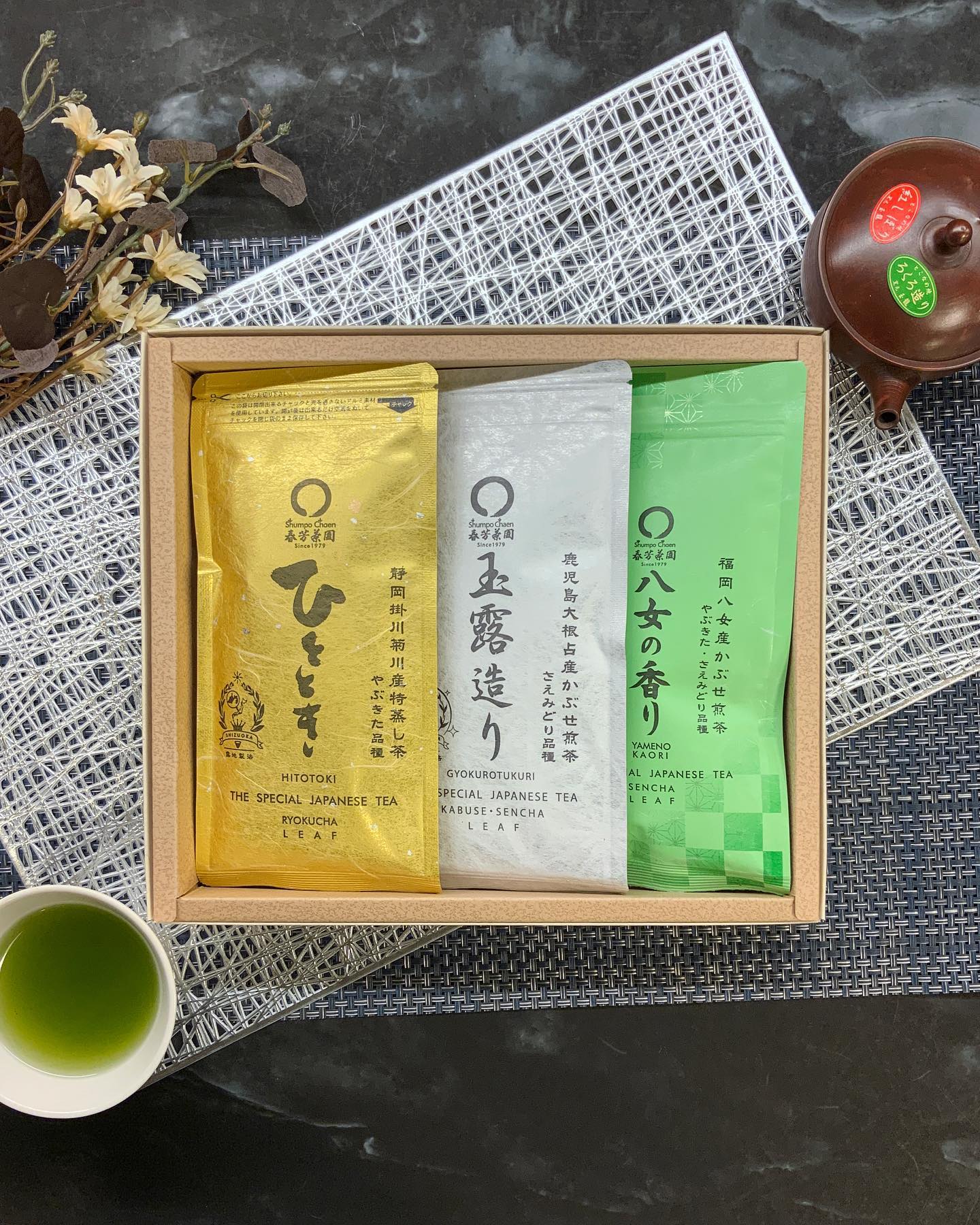三大産地飲み比べセット静岡・鹿児島・福岡のお茶三大産地の緑茶が飲みくらべできて楽しいセットですこのセットは普通に買うよりセット価格でちょっとお買い得️色んなお茶を飲んでみるチャンスです。箱入りセットは贈り物にも大変喜ばれています温かいお茶で癒されて、寒い冬を乗り切りたいですね️