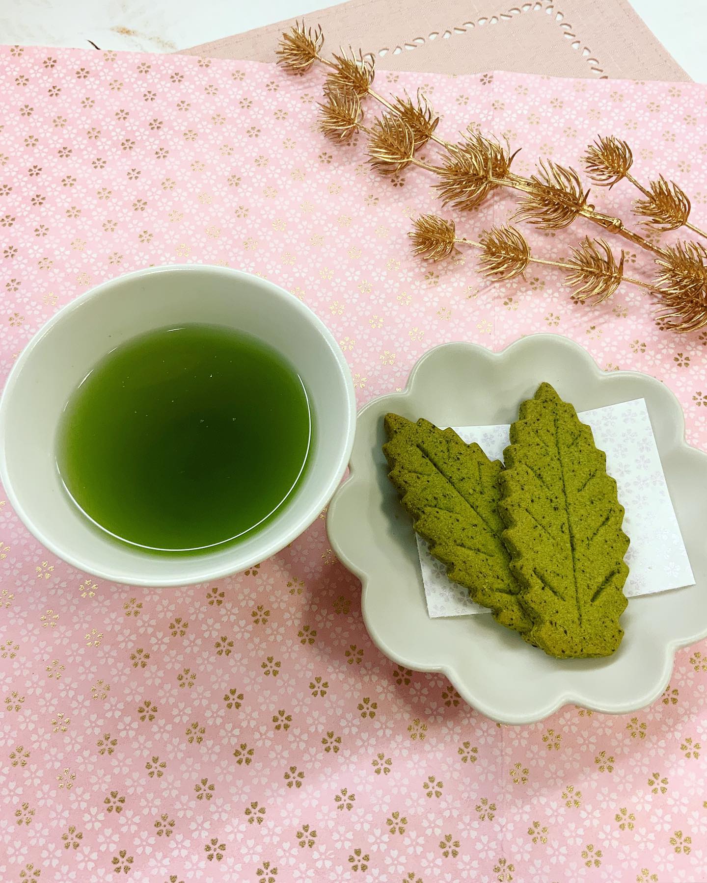 当店不動の大人気お茶菓子❣️『茶々クッキー』一度食べたらやみつきになる美味しさですお茶にはもちろん、紅茶やほうじ茶にも何でも合います。葉っぱの形が可愛い、お茶の葉がそのまま練り込まれた甘さ控えめのサクサククッキーです。しゅんぽうカフェでは、抹茶ソフトに付いているのでアイスと一緒に食べて2度美味しいのです戸塚ブランドにも選ばれているので、戸塚のお土産にもおススメです！