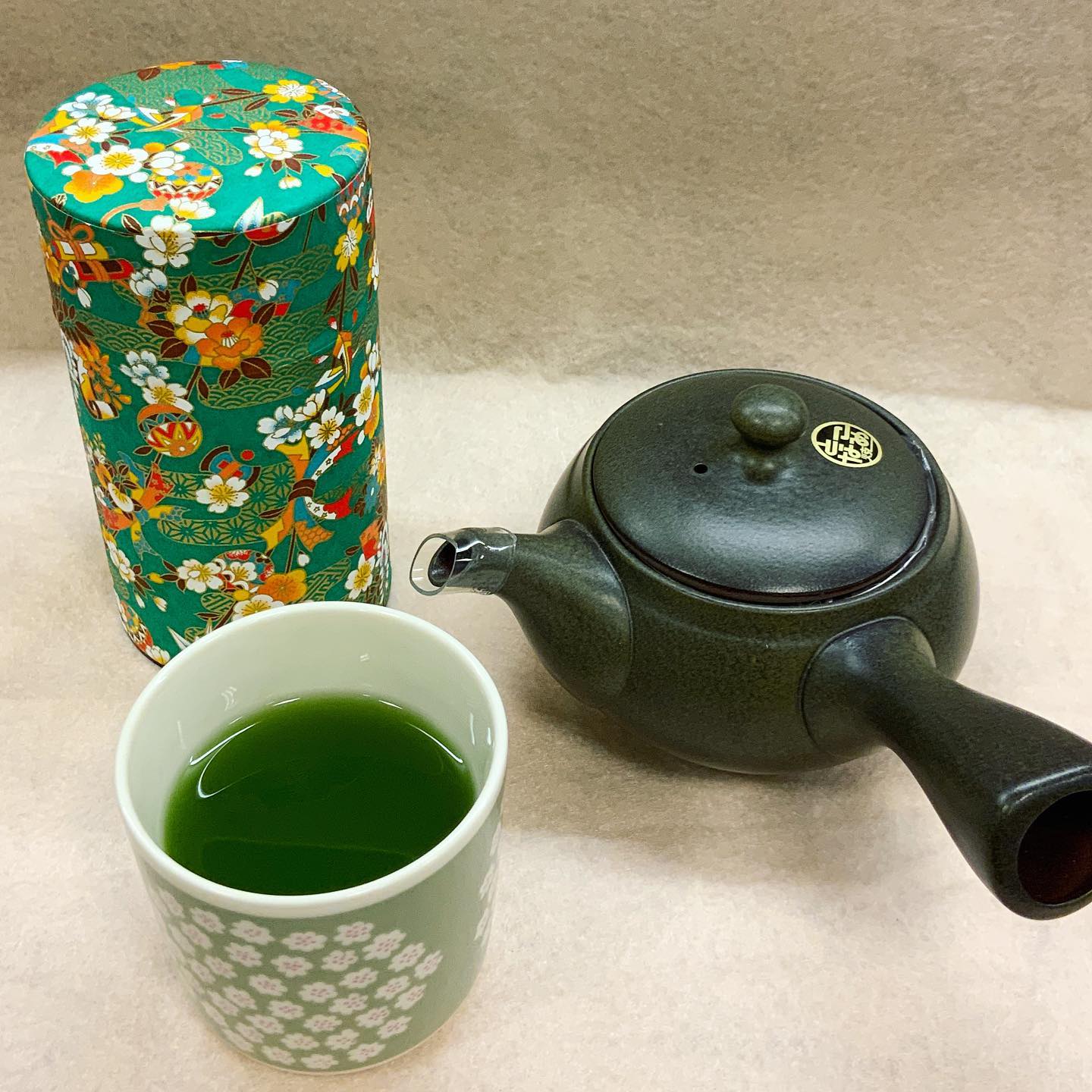 お店の隅っこにありますが、売れて品薄だったお茶缶各種入荷しました️色とりどり華やかです大きさも揃っております️保存缶というよりは、茶葉の使い勝手を良くするのに便利です。ぜひ、店頭にてご覧ください️