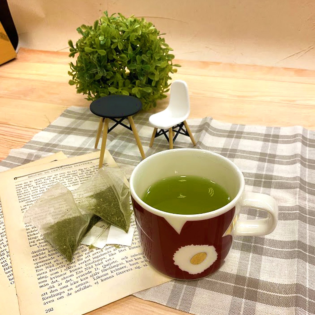 今日は日中は晴れましたが、これからの天気はどうなりますかね。これからお帰りのお客様はぜひ、お気をつけて。気温が下がりすぎないと良いですけど・・これからの時期、朝が寒くて布団から出づらい、いつまでも寝ていたい、そんなときは緑茶がおすすめです。夜は、熱々のカフェインの少ないほうじ茶で体を温めて、ゆっくり就寝するのをおすすめしますが、朝は熱いお湯で緑茶を飲むことで、体はぽかぽか、カフェインで目覚めもばっちりです。熱いお湯で気軽にお茶を楽しみたいお客様には、ご自宅用に人気の緑茶「太鼓番」がおすすめです。 朝はお仕事や家事が忙しくて、お茶を淹れる余裕のないお客様は、簡単に使える紐付き緑茶ティーバッグ「ひとときティーバッグ」がおすすめです。マグカップ１杯分で淹れ方もお片付けも簡単！一度に2人分、3人分と用意したいお客様には急須・ポット用、紐無しの「ひとときティーバッグ」もございます。朝は緑茶、夜はほうじ茶で寒い冬を乗り切りましょう！
