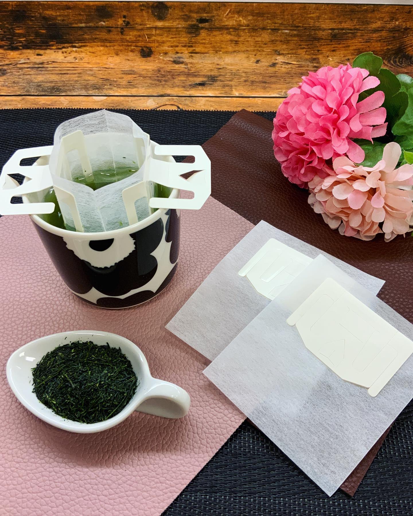 寒いです…🥶今日何回言ったでしょうかお客様との会話も「寒いですね…」ばかりです。が……︎そのあとには「温かいお茶が良いわね〜」と続きます急須いらずで本格茶葉が楽しめる、『ドリップバッグ付き日本茶飲みくらべセット』お茶は5種類カップにドリップバッグをセットして、お好きな茶葉をセレクト。あとはお湯を注ぐだけで、すぐに温かいお茶が楽しめます🤗寒い体を温める至福の一服をお楽しみください！