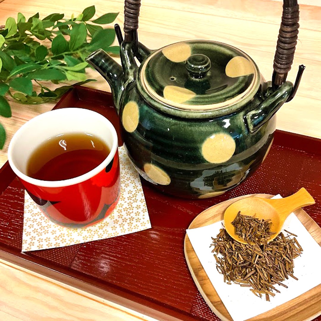 こんにちは。今日も十分に寒いのですが、明日くらいからより寒くなっていくみたいですね。路面の凍結もあるみたいのなので、ぜひ足元をお気をつけください。春芳茶園では寒いときにおすすめしているのが、ほうじ茶です。春芳茶園の炒りたてほうじ茶は、「こんがり」と「かほり」の２種類あり、どちらもほうじ茶にあった静岡の掛川の茎を厳選して、お店で少しずつ炒っております。ほうじ茶は焙煎することで、緑茶よりもカフェインが少なくなり、熱湯で入れることでより香りを感じられるので、寒い日の夜にカフェインに敏感な方でも飲みやすく、おすすめです。簡単に使えるポット用ティーバッグ、マグカップ用紐付きティーバッグ、甘い飲み物「ほうじ茶オーレ」もありますので、ほうじ茶を飲んで、体の中から温めていきましょう！