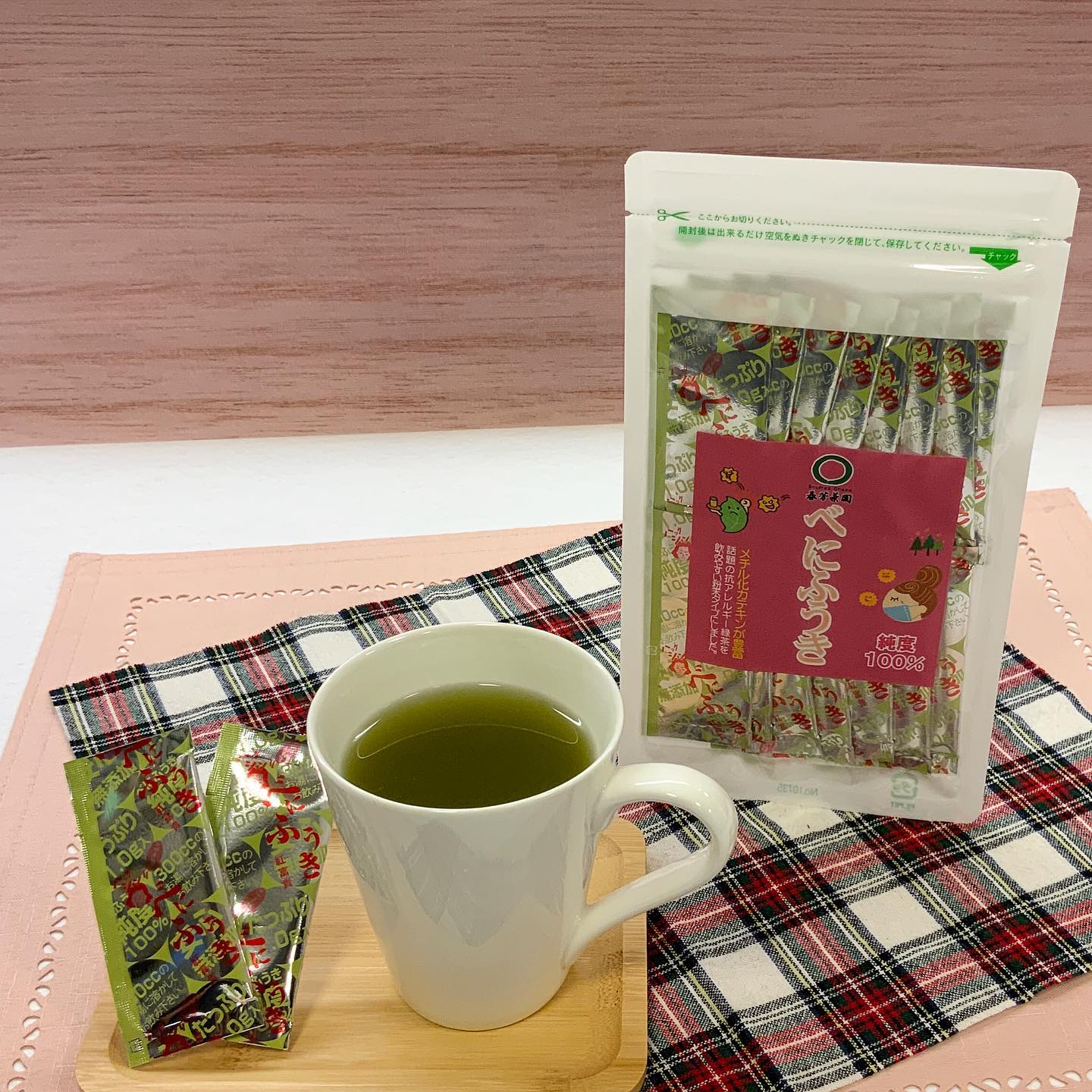 ここ数日で売れ始めました️いよいよあの季節の到来…花粉の季節です🤧🌲花粉対策にぜひ『べにふうき』お試しください。春芳茶園のべにふうきは粉末になっていますので、熱い熱湯（90℃以上）で溶かすだけです️相性が良いと症状が緩和されるので、この季節に悩んでいる方はぜひおススメです
