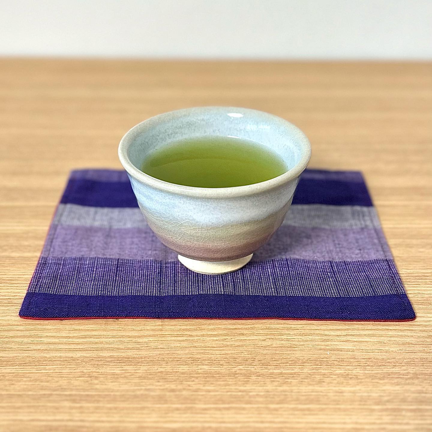@ami.stella さんが当園「ゆたかみどり」を紹介してくださいました。鹿児島知覧の「ゆたかみどり」はお茶の色も美しい「かぶせ製法」の緑茶です！知覧のある南九州市は、静岡牧之原市と共に、全国的にも緑茶の生産量がとても多い地域です。毎年、鹿児島に行きますが、本当に鹿児島も静岡や八女と共に魅力的な緑茶の生産地です。品の良い甘味と独特な香りが特徴の2022年産の「ゆたかみどり」はあとわずかになってきました。緑茶の魅力は「一期一会」です。今年度産の美味しさをぜひ味わいながら、今年の新茶を楽しみに迎えていきましょう！