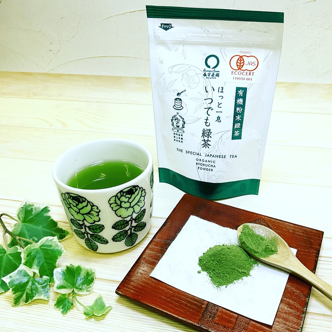 今日から２月になりましたが、最近の寒さは今までとは一味違う、真冬の寒さって感じですね。特に朝起きた時の寒さは、体に応える寒さですよね・・朝起きて、お茶を飲んで体を温めたいけど、家事に仕事の準備に忙しくて、お茶を入れてる時間がないというお客様も多くいらっしゃると思います。そんなお客様におすすめが、溶かして飲める粉末緑茶「ほっと一息いつでも緑茶」です。お湯を注いでかき混ぜるだけで、温かい本格緑茶が飲める「ほっと一息いつでも緑茶」は0.5ｇで湯呑１杯分のお茶が出来、一袋40ｇ入りで湯呑約80杯程、お茶が飲める優れものです。忙しい朝だけではなく、職場にウォーターサーバーや給湯器があるお客様は職場でも、旅行先やお出かけ先のお茶が合わないときは携帯していただければ、いつでも美味しいお茶が楽しめます。忙しくてお茶をあきらめているお客様・・ぜひ粉末緑茶で体の芯から温めていきましょう。粉末茶は緑茶以外にもありますので、ぜひお試しください。