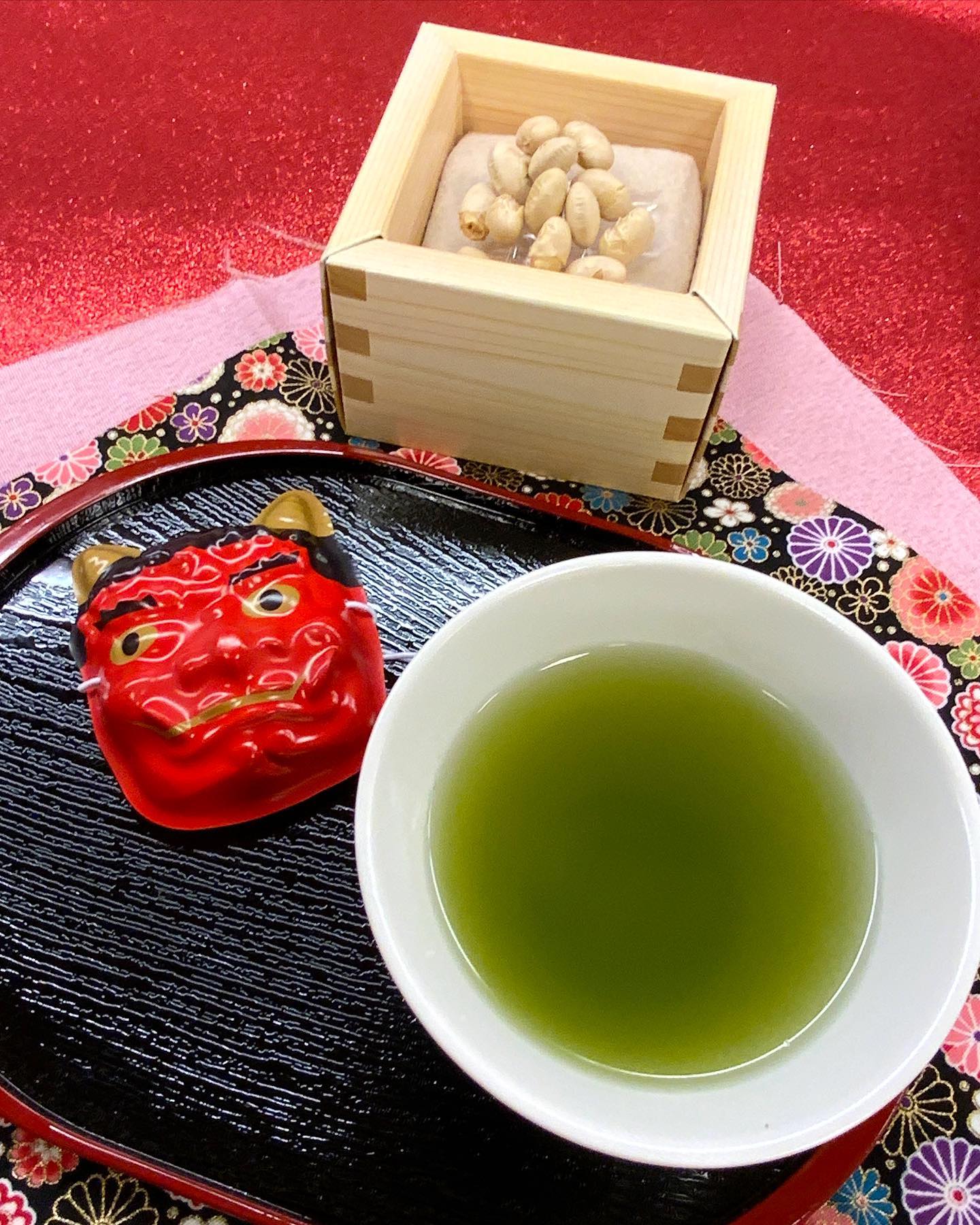 明日は節分ですね豆まきをして恵方巻を食べて…。恵方巻の海苔の準備はお済みですか？手作り恵方巻で海苔巻パーティーはいかがでしょうか️美味しい新海苔販売中ですパリッと歯切れの良い香りのある海苔です。今年の恵方【南南東】を向いて、美味しい恵方巻を食べたいですね