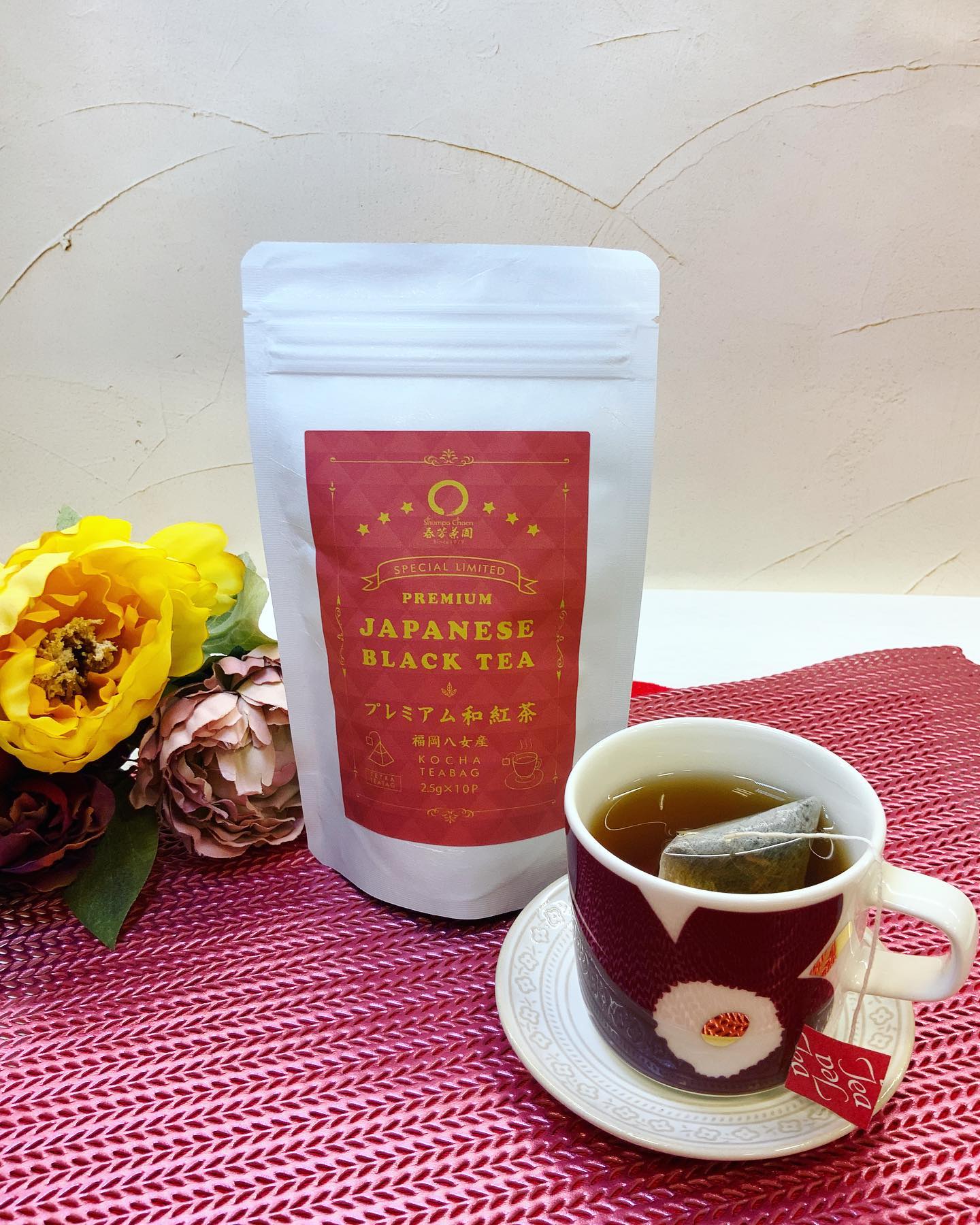 美味しいティータイムに和紅茶いかがでしょうか♪国産八女の紅茶で、香り高いスッキリとした飲みやすいお味となっております🫖ストレートでも美味しく、ミルクティーやレモンティーなどのアレンジもオススメですお気に入りのお菓子と一緒にちょっとリッチなティータイムにぜひどうぞ️