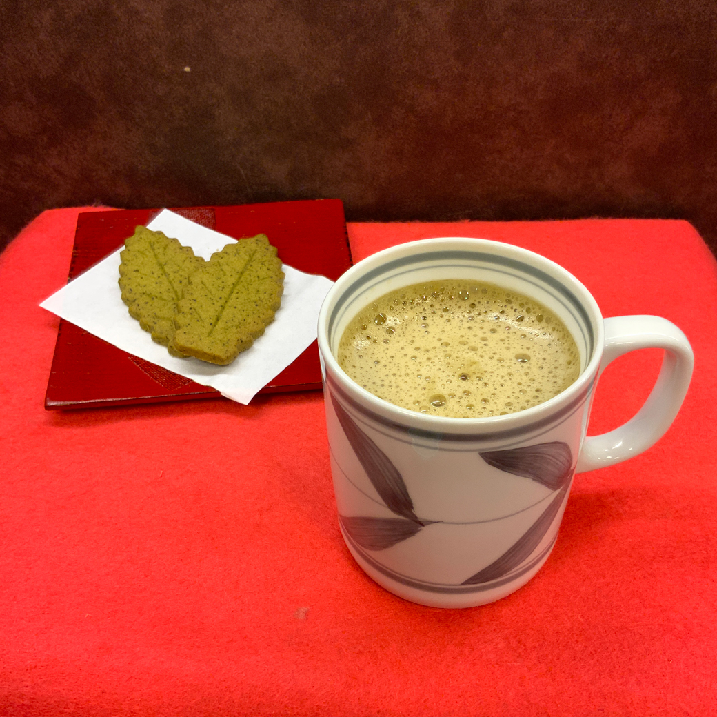 明日は雪が降るとの予報・・・温かなほうじ茶オレと美味しい茶々クッキーを味わいながら、明日がひどい雪にならないことを願います！