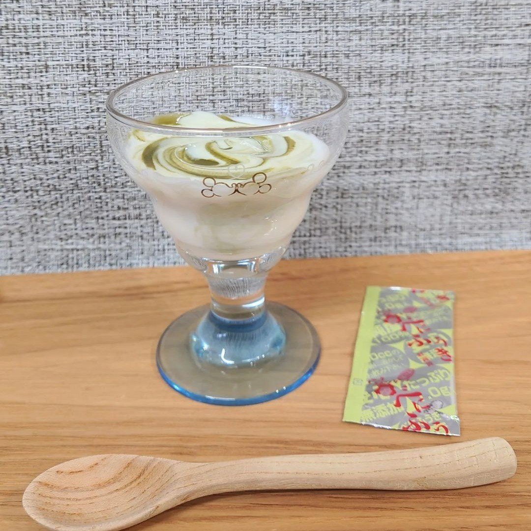 @rikaya572 さまが、べにふうきヨーグルトを作ってくれました！これは一つ試したい味わい方なので、皆様にシェアいたします！！------------------------------------------------------べにふうきを子供にも…と思い、やってみました。ヨーグルトにべにふうきの粉末を混ぜるだけでもいいかなと思ったのですが、熱湯で溶かすことで、べにふうきの効果をより高められるとのことで、まず、べにふうきの粉末を少量の熱湯で溶かしてから、ヨーグルトにまぜてみました。水溶き片栗粉みたいな感じで…マーブル模様もキレイでした各自の好みでオリゴ糖を入れて。子供には「抹茶のヨーグルトの試作品」と言って出したら、完食しました。子供に「べにふうきを…」というミッションとしても大成功そして、免疫力と言われる乳酸菌をヨーグルトで一緒に摂取できるのは、一石二鳥かも知れませんすぐに溶けるので、簡単です。------------------------------------------------------べにふうきは熱湯で溶くことでメチル化カテキンが多く抽出されるので、子供に飲ませるのは一工夫なので、熱さも緩和されますし、甘めのヨーグルトであれば、べにふうきの濃さとバランスが取れて良いと思いました！！早速、後藤もやってみます！！