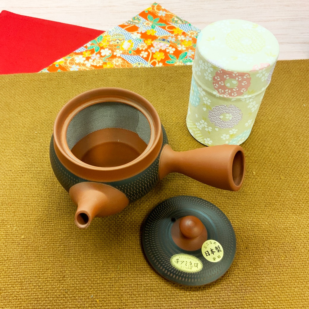 2月24日（金) 20時からインスタライブをさせていただきます。今回は「おすすめの急須・ポットの使い方のご紹介！」をさせていただきます！世の中には、いろいろな急須やポットがありますよね。後藤の一番のおすすめは自分の好きな急須・ポットで自分好みのお茶を味わうことなのですが、自分好みのお茶を探すにも使いやすい急須やポットがあると探しやすくなります。なので、当園では「いろいろな日本茶を美味しく味わうことができる茶器」を厳選セレクトして販売をおこなっております。その選び方と使い方、そして茶葉にあった急須・ポットの選び方をご紹介したいと考えています！ぜひご覧ください！！