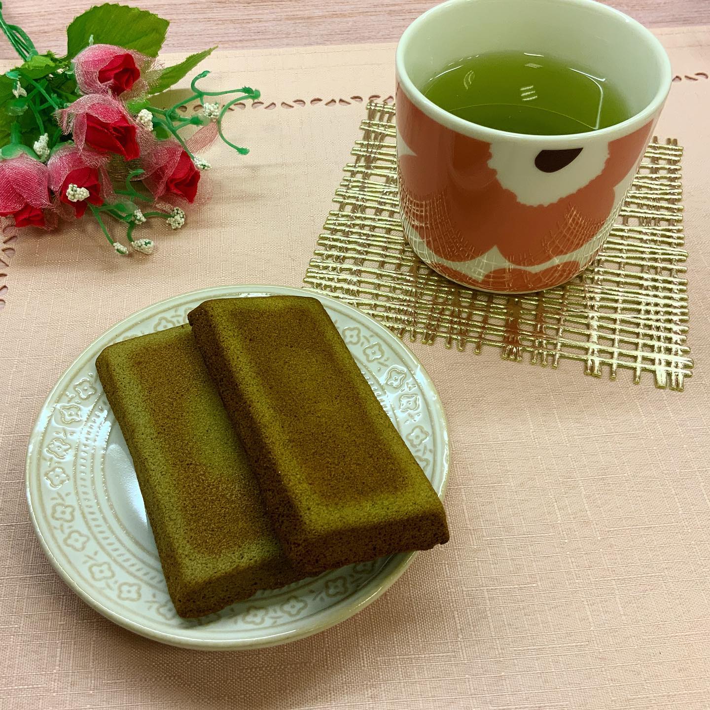 気分だけでも暖かな春を思って、かわいい急須とお湯呑みでティータイムフィナンシェは、オーブントースターで温めるとカリッとしっとり美味しく味わえます。最近はティーバッグも便利でオススメですが、急須でお茶をゆっくりと淹れるのも素敵な時間ですよね週末はお家でゆっくりティータイムはいかがでしょうか？