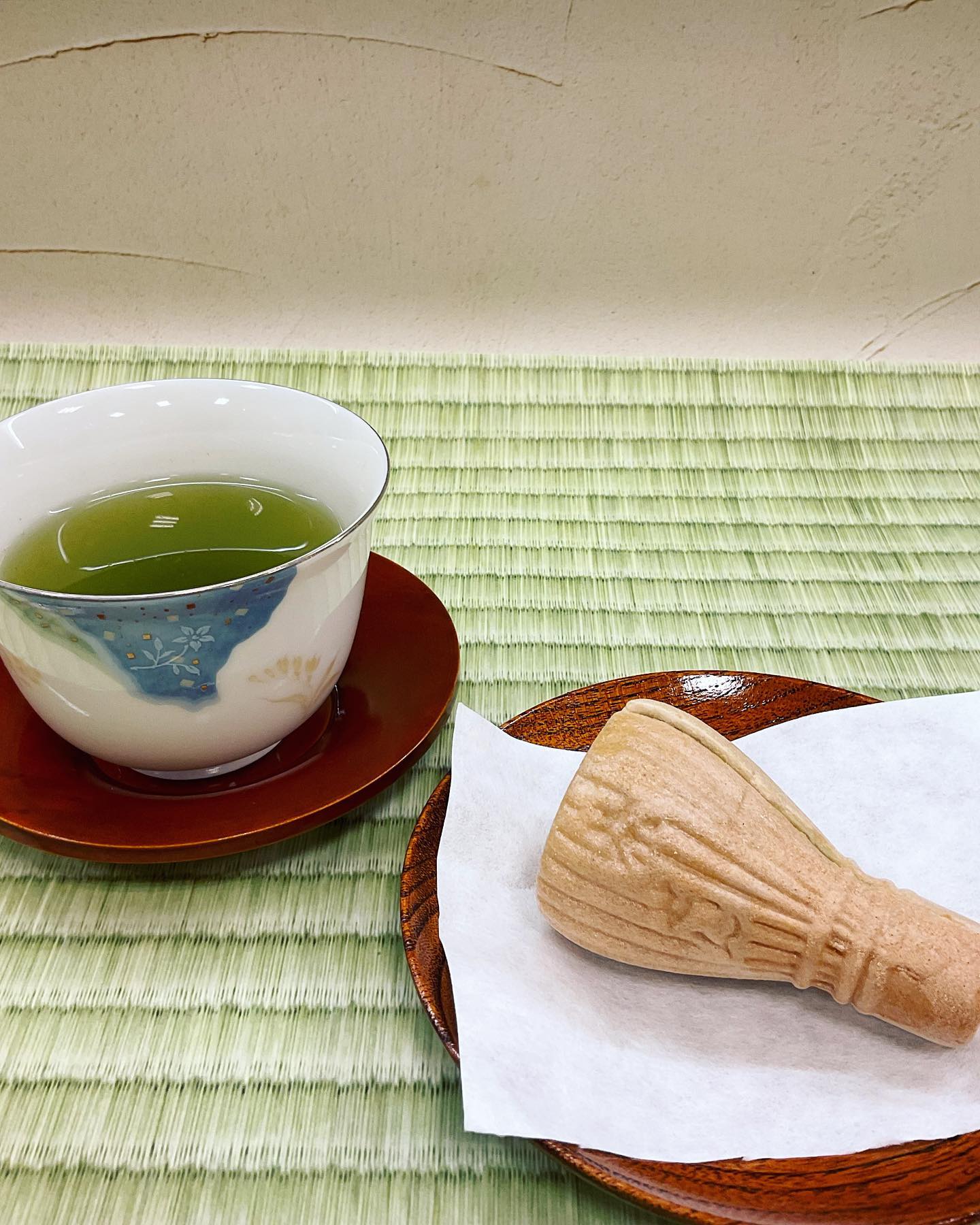 お茶にはやっぱり美味しいお菓子が欲しいですね完売していました、『茶筅もなか』も再入荷しました️茶筅の形が可愛い抹茶あんたっぷりのもなかですまだまだ寒い日が続きますが、温かいお茶に美味しいお菓子があれば乗り切れそうです明後日24日は20時からはインスタライブもよろしくお願いします急須の違いとしゅんぽうカフェ新メニューの大発表です🤗ぜひよろしくお願いします。