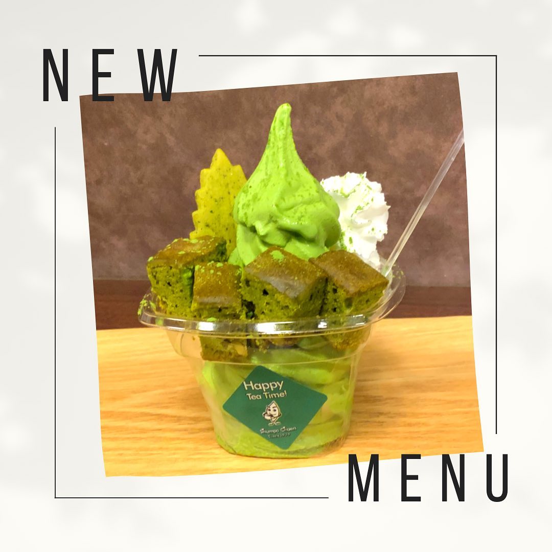 先日のインスタライブで大発表させて頂きました、『抹茶ブラウニーパフェ』680円️3月1日から販売開始になります。ぜひお楽しみにお待ちくださいぐるぐる巻いたソフトクリームに、クルミのアクセントがきいている抹茶ブラウニーを乗せて、大人気の茶々クッキーを飾りました。そして、パフェ感をアップさせるホイップクリームを盛りました♪そのまま食べても、組み合わせて食べても美味しいと思います茶々ブラウニーもパッケージリニューアルし、おうち用にもギフトにもオススメ出来る形になりました♪ぜひ3月を楽しみにお待ちください🤗