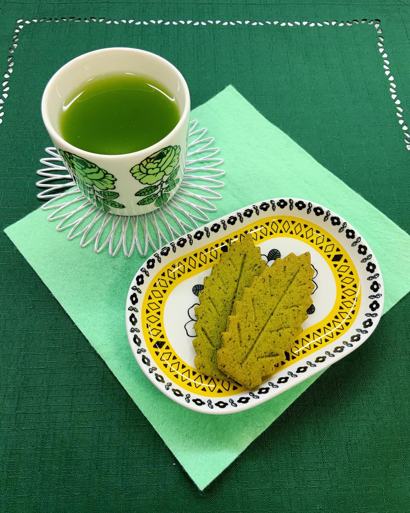 茶々クッキー今売れています春芳茶園1番人気のお茶のお菓子『茶々クッキー』連日大人気でありがとうございます。戸塚ブランドにも選ばれているお菓子で、地元の皆様に愛されていますかわいい葉っぱの形、サクサク食感に、お茶の葉のがそのまま入った甘すぎない美味しさ贈り物にもご自宅用にも、様々なサイズでご用意しています。30枚入り大容量サイズが、ここ数日の人気商品です。中身はどれも個包装になっておりますので、皆様で分け合うのも良いです