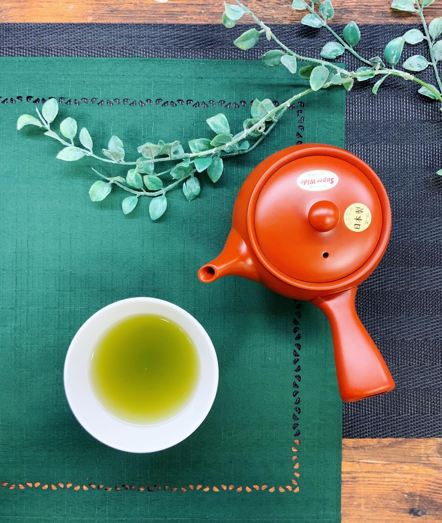 お急須で淹れるお茶もやはり良いですね先日のインスタライブでもご紹介致しましたが、急須でお茶いかがでしょうか？急須にお湯を注いで、ゆっくりと茶葉を撹拌して…お湯呑みにお茶を注ぐなんとも心が穏やかになれる瞬間でもあります春になる穏やかな日々たまにはゆっくりと時間に追われずお茶を楽しんでみませんか？