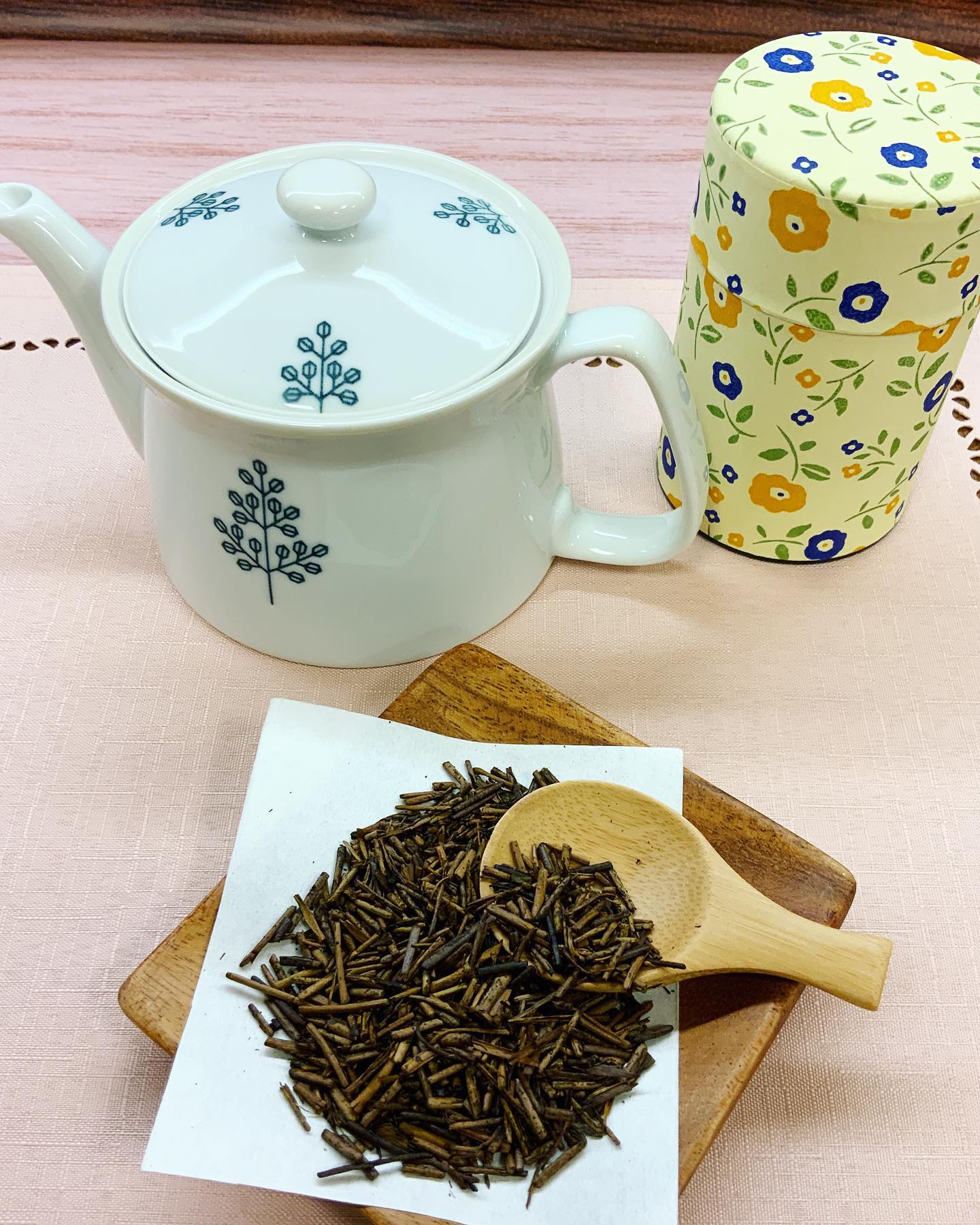 春芳茶園は、ほうじ茶も大人気です︎ほうじ茶はお店で焙煎しています。ほうじ機で丁寧に火入れする事で、香ばしい香りがとても広がっていて「この匂いに誘われてきた」と言われる方も少なく無いのですお湯の温度を気にせず熱湯を注いで、香ばしい香りを立たせながらお飲み頂くのが美味しいです暖かい日には、カップに氷をたっぷりと入れて濃いめに抽出するアイスほうじ茶もオススメです当店自慢のほうじ茶︎ぜひお試しください♪