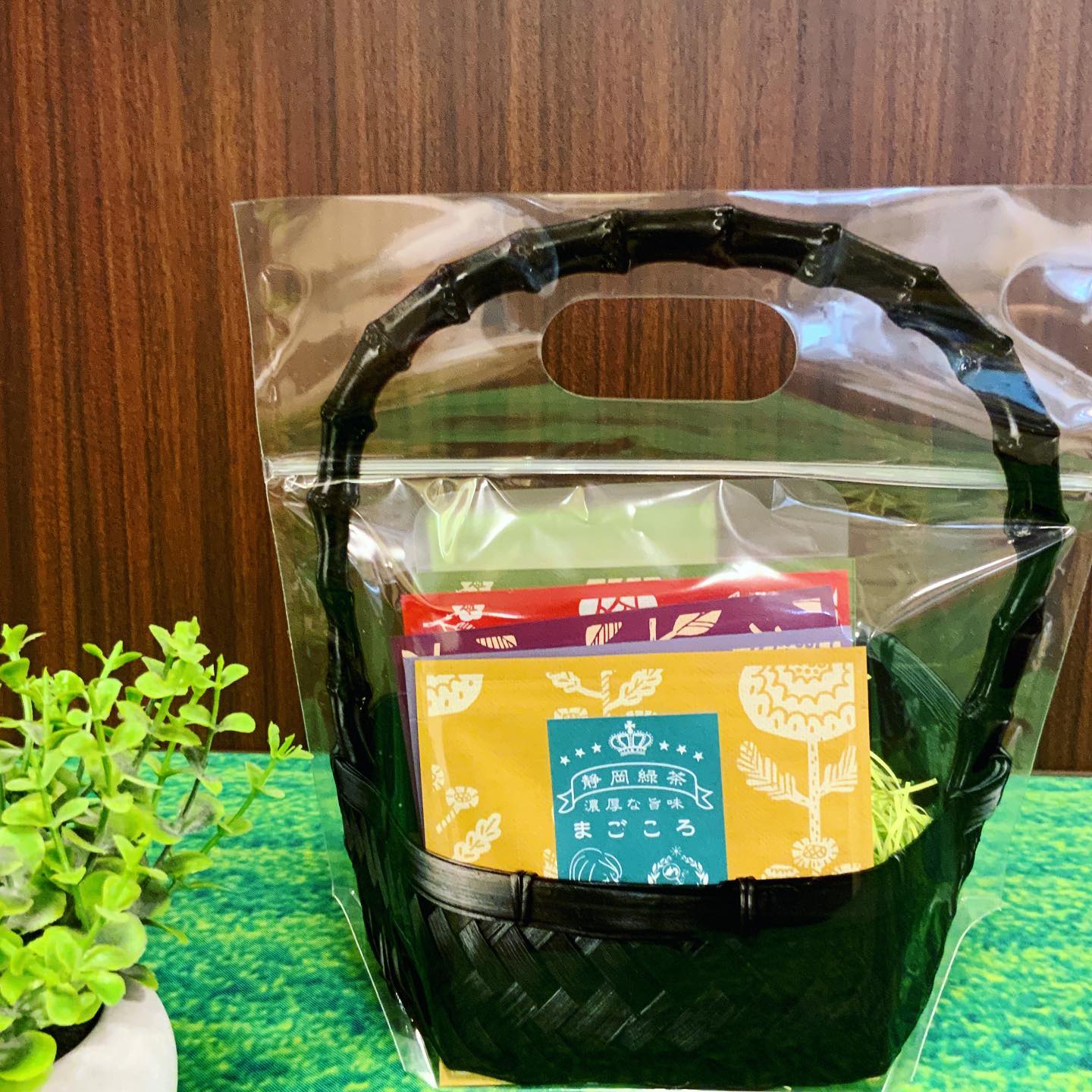 パッケージをリニューアルしてから、皆様に気づいていただける存在になった『日本茶飲み比べセット』本物のかごに入っている見たいな可愛さで大好評販売中です今の時期はプチギフトなどにもオススメです中身は一回ずつ色んなお茶が飲める一煎パック（茶葉）ですお急須でみんなで味わうも良し、一緒に入っているドリップフィルターを使って飲むも良しの、気軽に楽しめるお茶セットになっておりますのでぜひオススメです