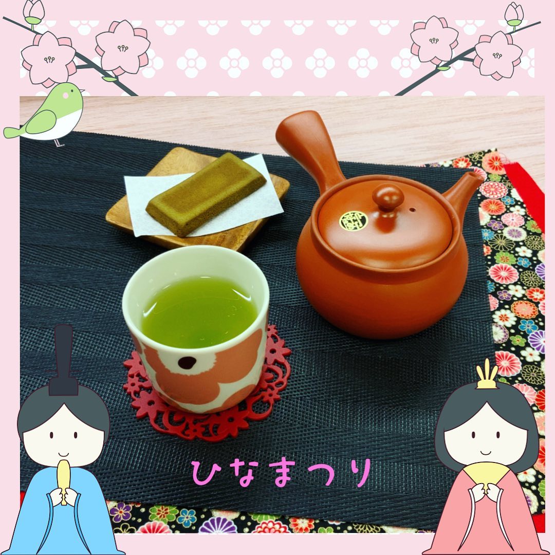 今日はひなまつりですねお雛人形を眺めながら、美味しいお茶をゆっくりと一服も良いですね「今日はちらし寿司作るのよ」と言われて、海苔とお茶を買っていくお客様もいらっしゃいましたお寿司とお茶も最高です︎お茶はやっぱりなんでも合う。美味しくお茶を飲んで癒しの時間をぜひお過ごしください
