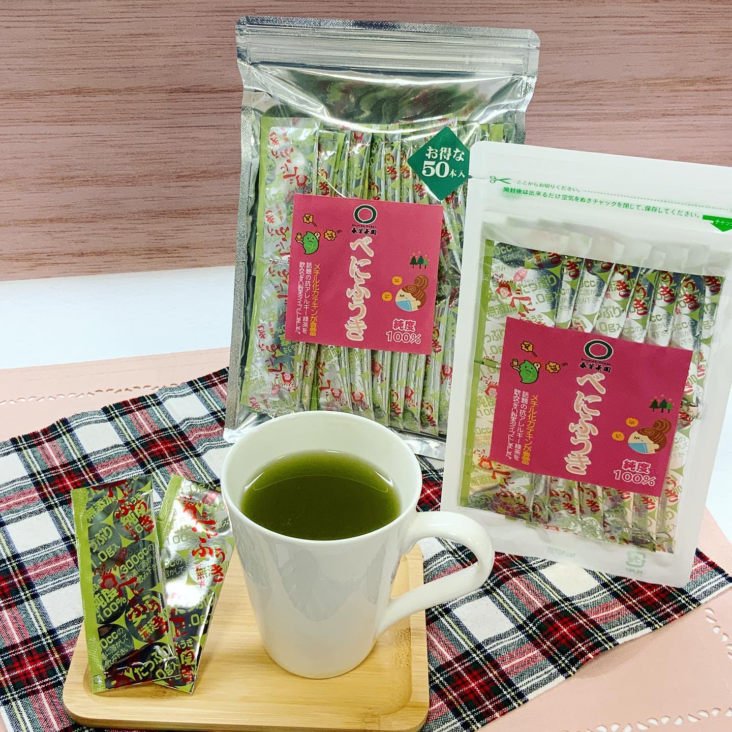 ここ数日は春の陽気で心地良いですね気持ち良いなあ…なんて暖かさを感じながらも、風がビューっと吹いて、本格的にあのシーズンの到来してます︎花粉…🤧何度もご紹介してますが、花粉症対策に『べにふうき』お求めになる方がとても増えていますお店でもサンプルをお配りしてますが、効果を実感して頂いた方のご購入も増えています️粉末タイプなので、熱い熱湯に熱湯に溶かして頂くだけです︎お薬では無くお茶なので相性がありますが、ぜひお試しください
